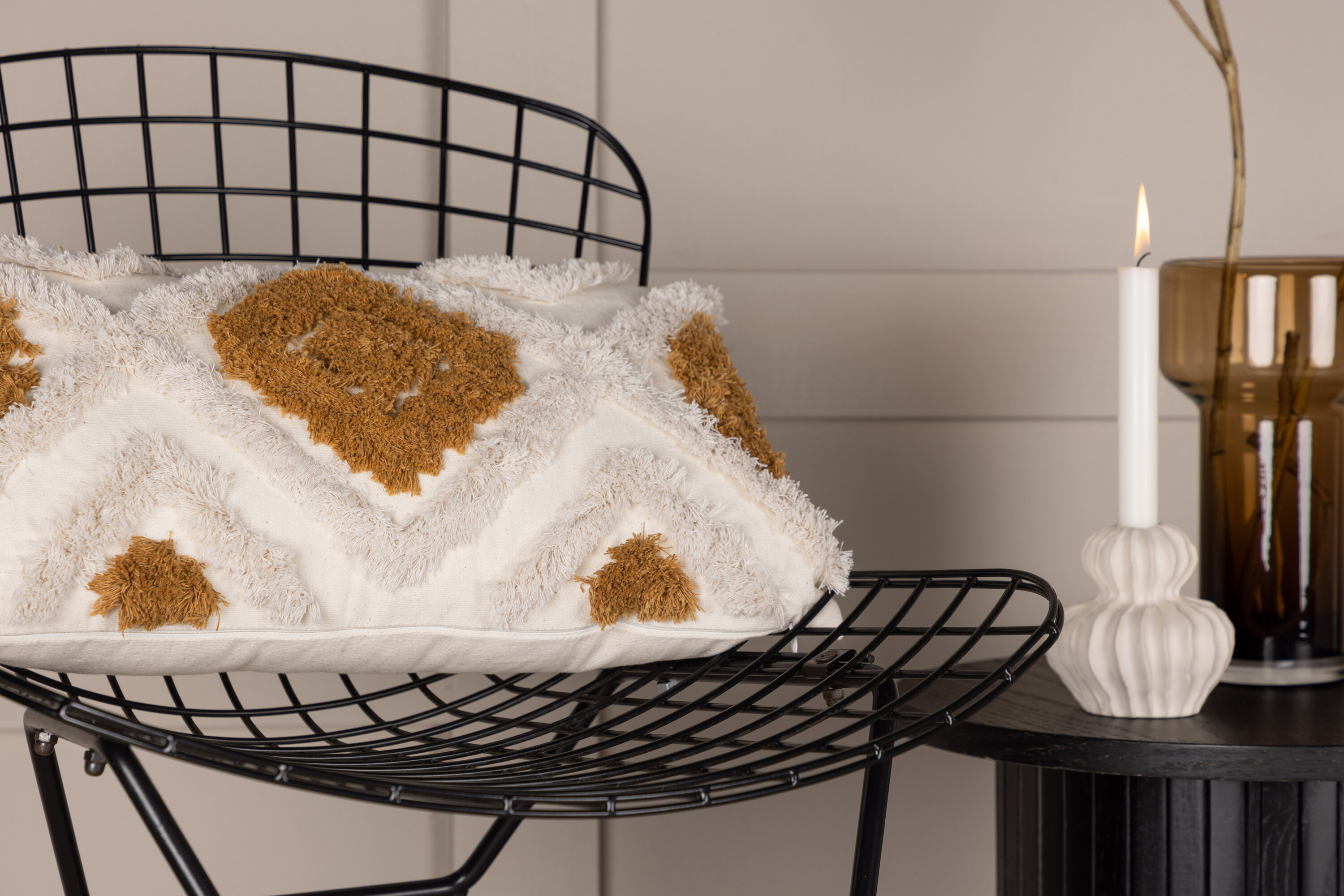 Ada housse de coussin blanc, marron 50 x 30 cm en situation dans une pièce décorée