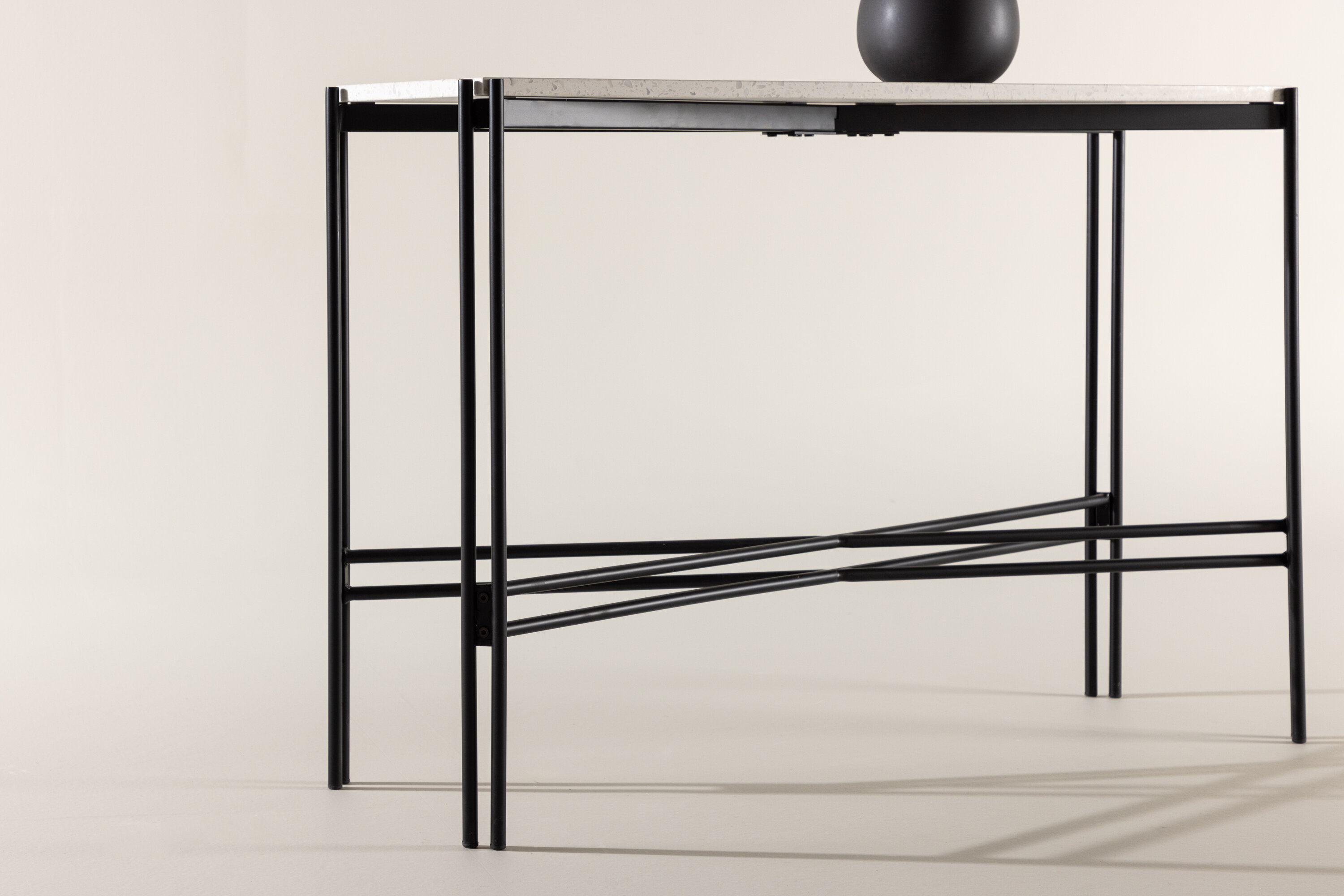 Razzia table d'appoint noir, blanc 110 x 30 cm en situation dans une pièce décorée