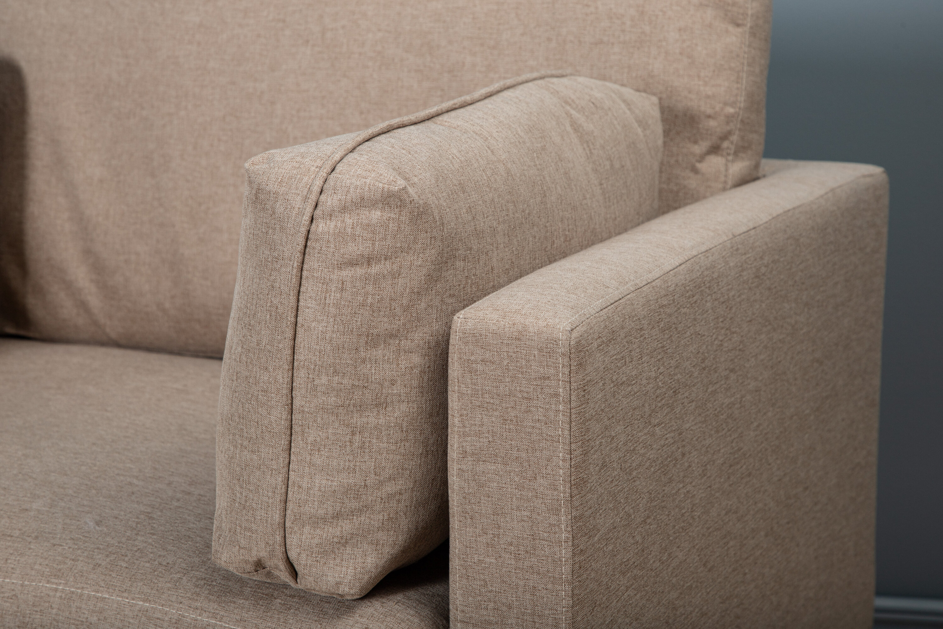 Boom fauteuil noir, marron 90 x 88 x 110 cm en situation dans une pièce décorée