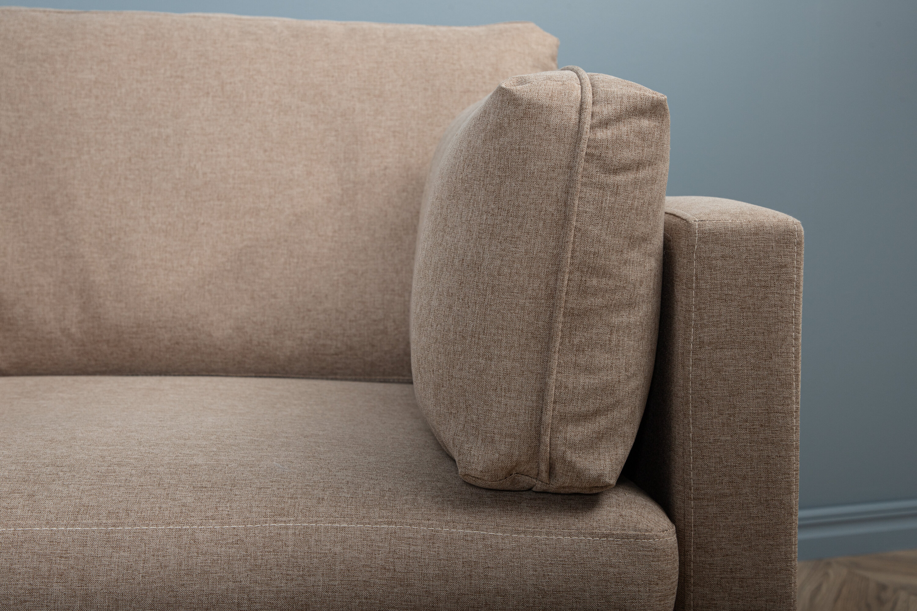 Boom fauteuil noir, marron 90 x 88 x 110 cm en situation dans une pièce décorée