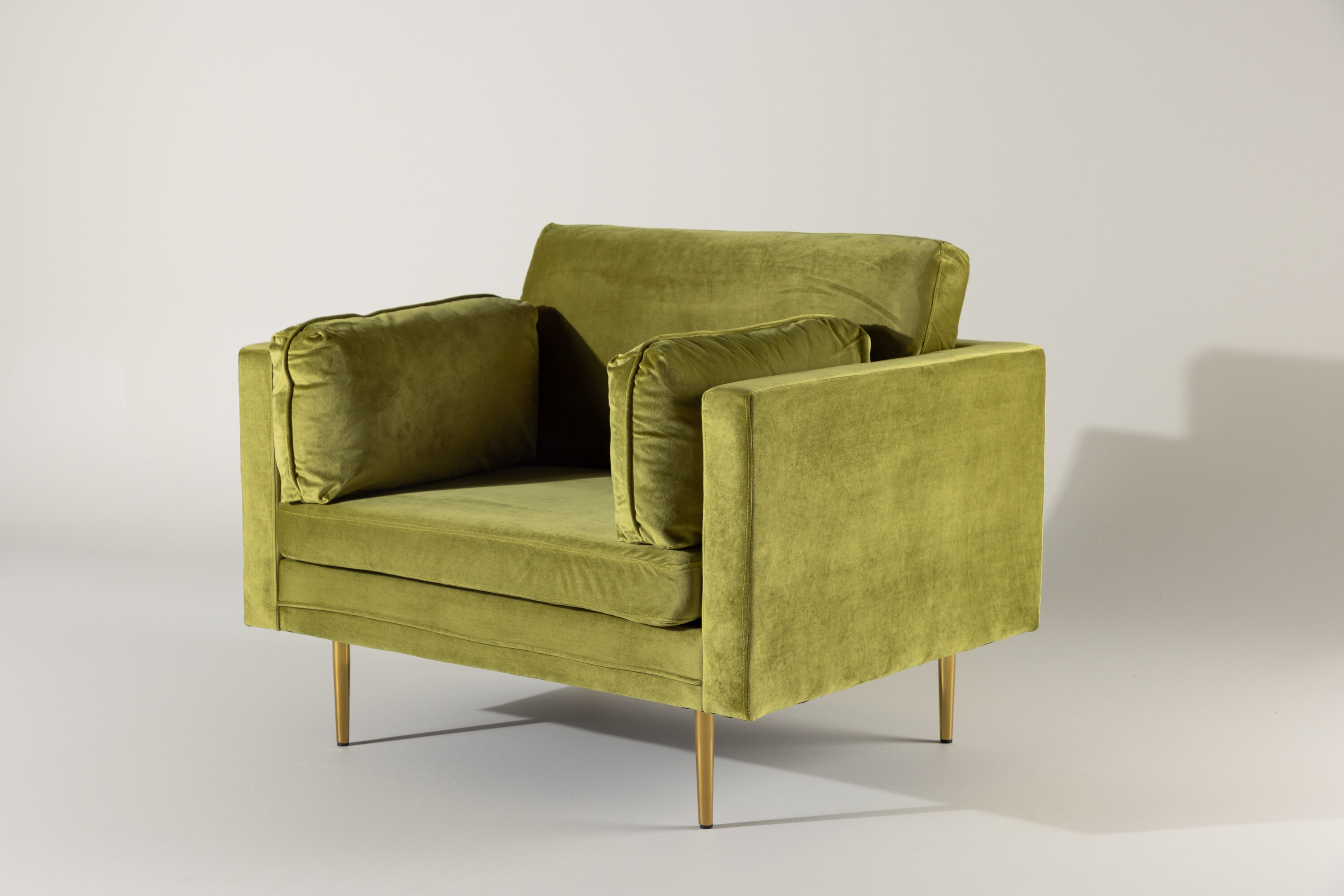 Boom fauteuil doré, vert 90 x 88 x 110 cm en situation dans une pièce décorée