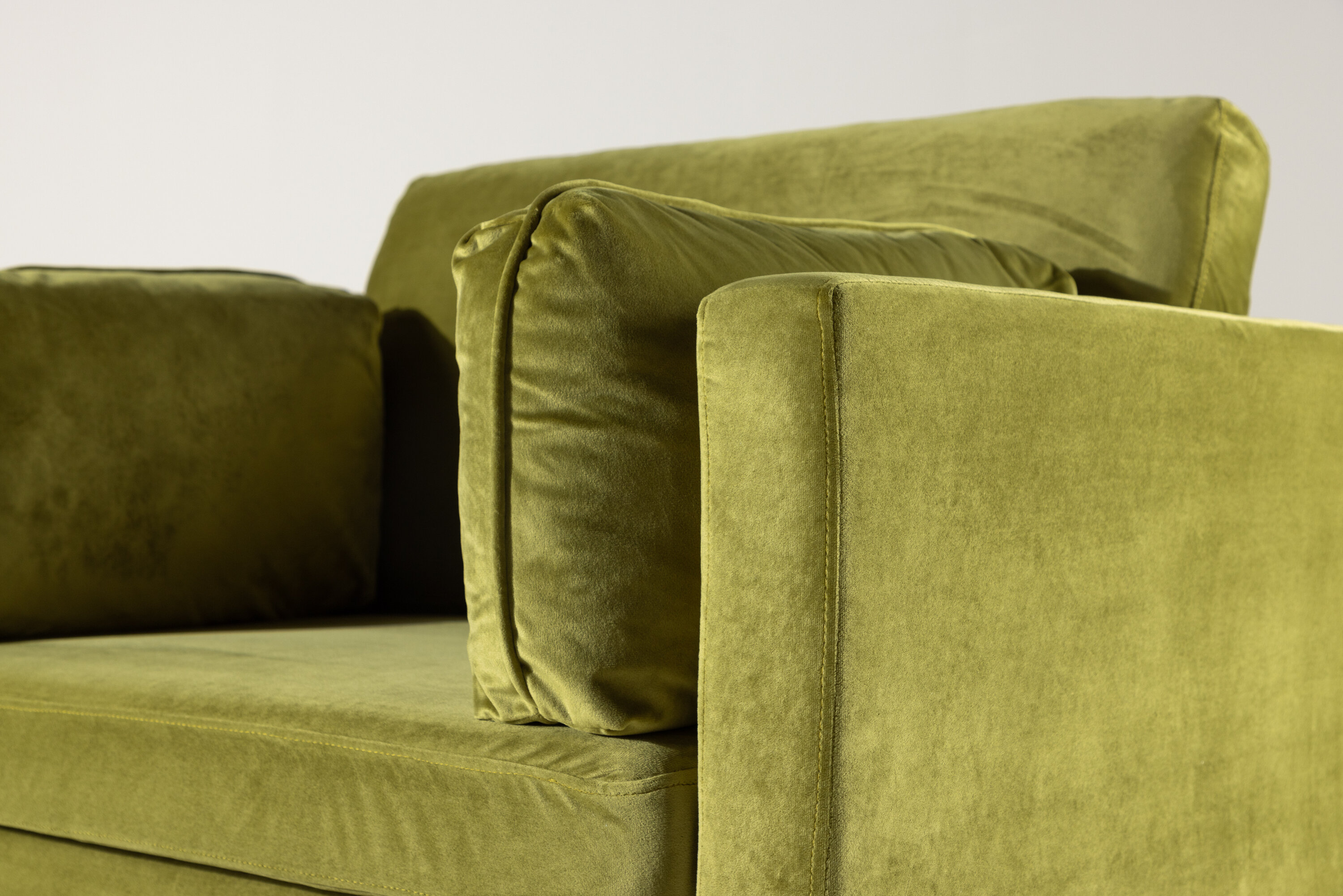 Boom fauteuil doré, vert 90 x 88 x 110 cm en situation dans une pièce décorée