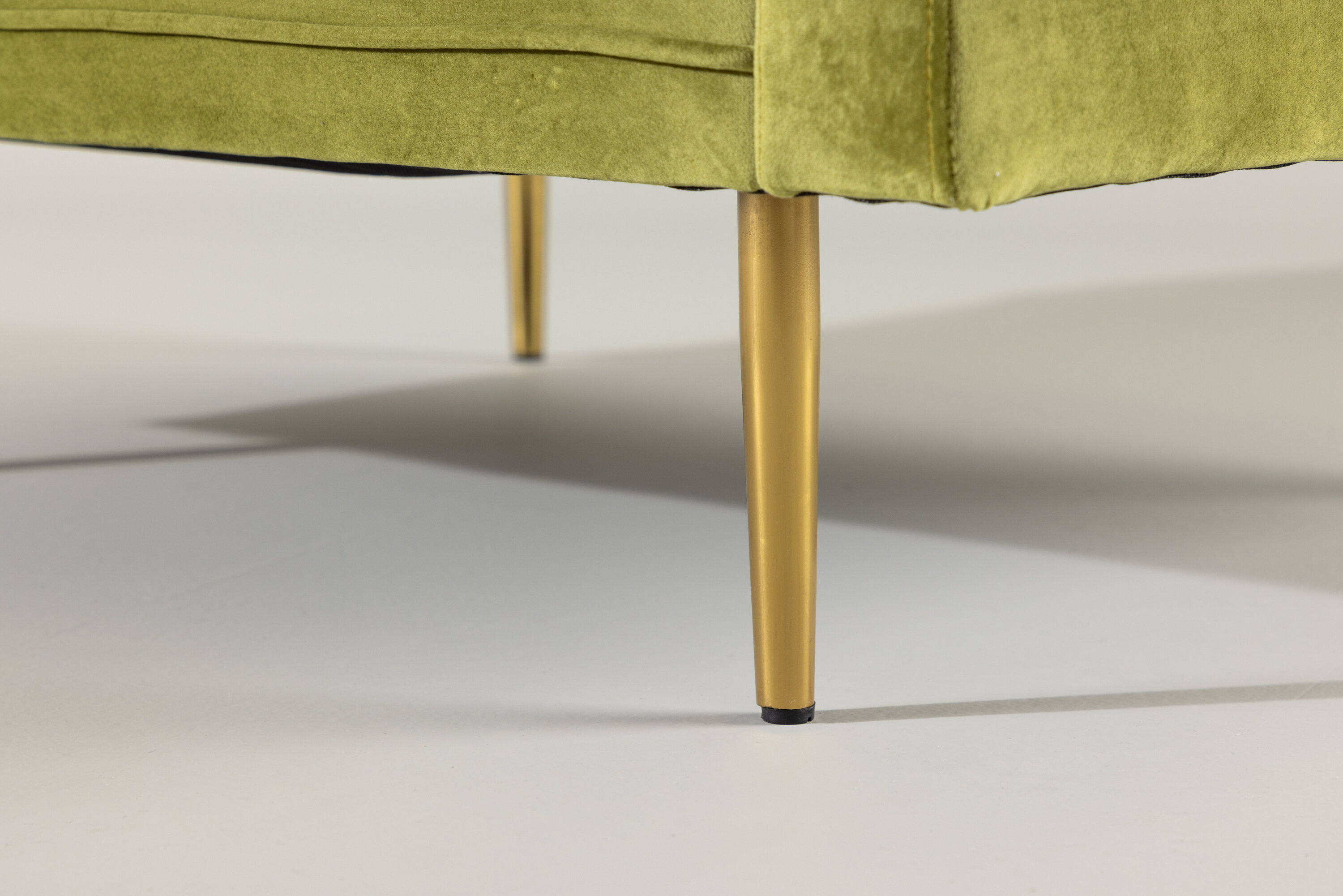 Boom fauteuil doré, vert 90 x 88 x 110 cm en situation dans une pièce décorée