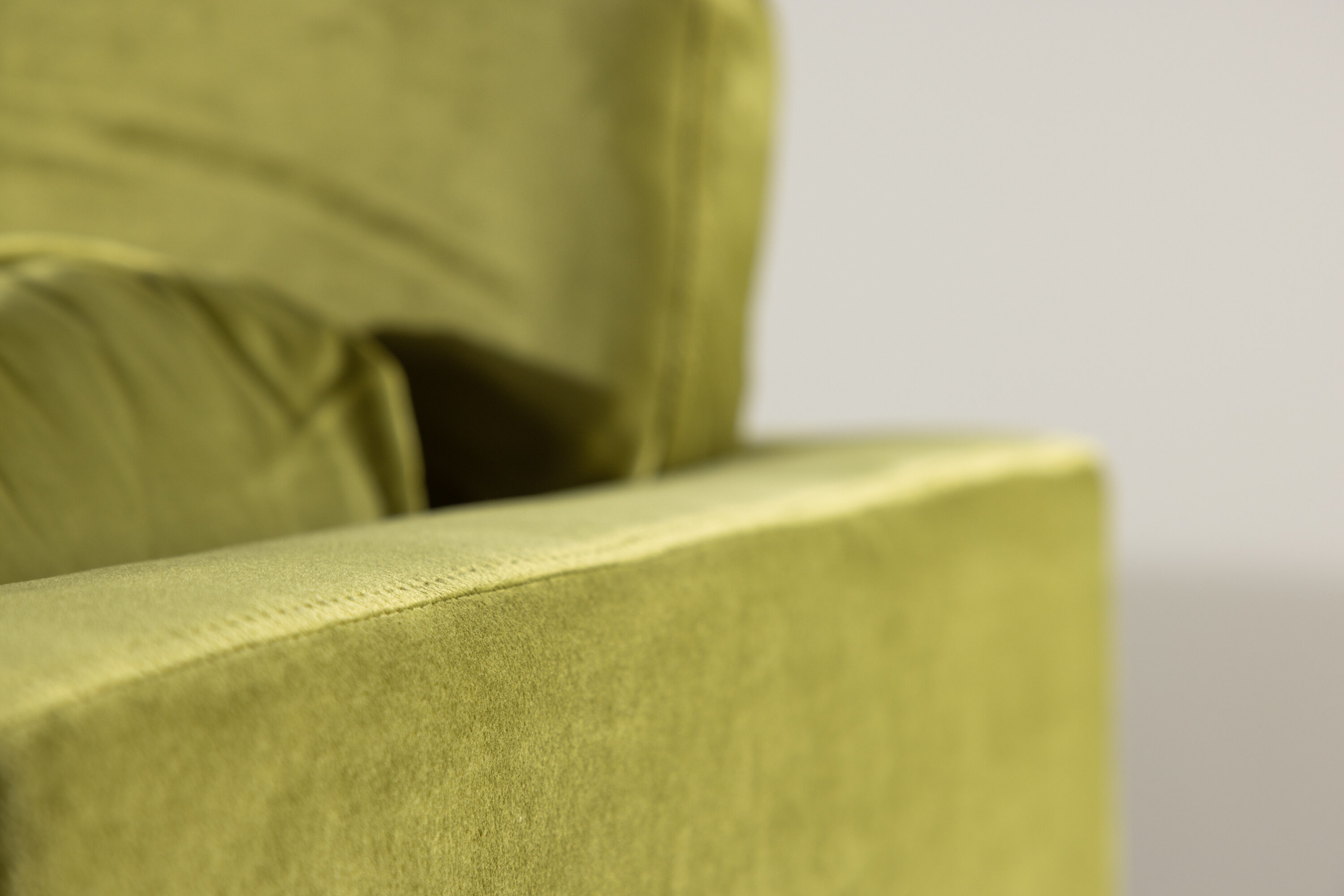 Boom fauteuil doré, vert 90 x 88 x 110 cm en situation dans une pièce décorée