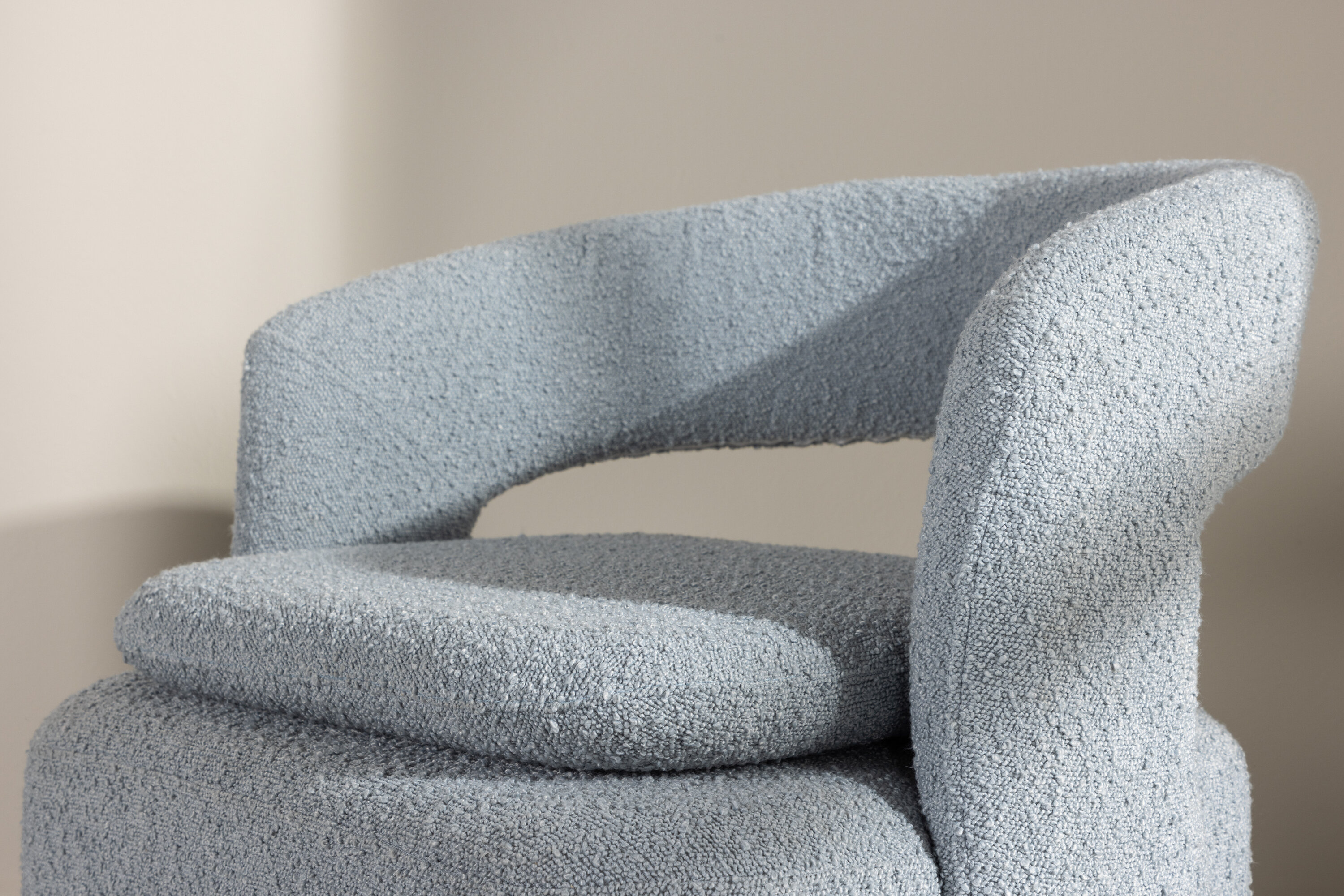 Laurel fauteuil noir, bleu clair 72 x 75 x 69 cm en situation dans une pièce décorée