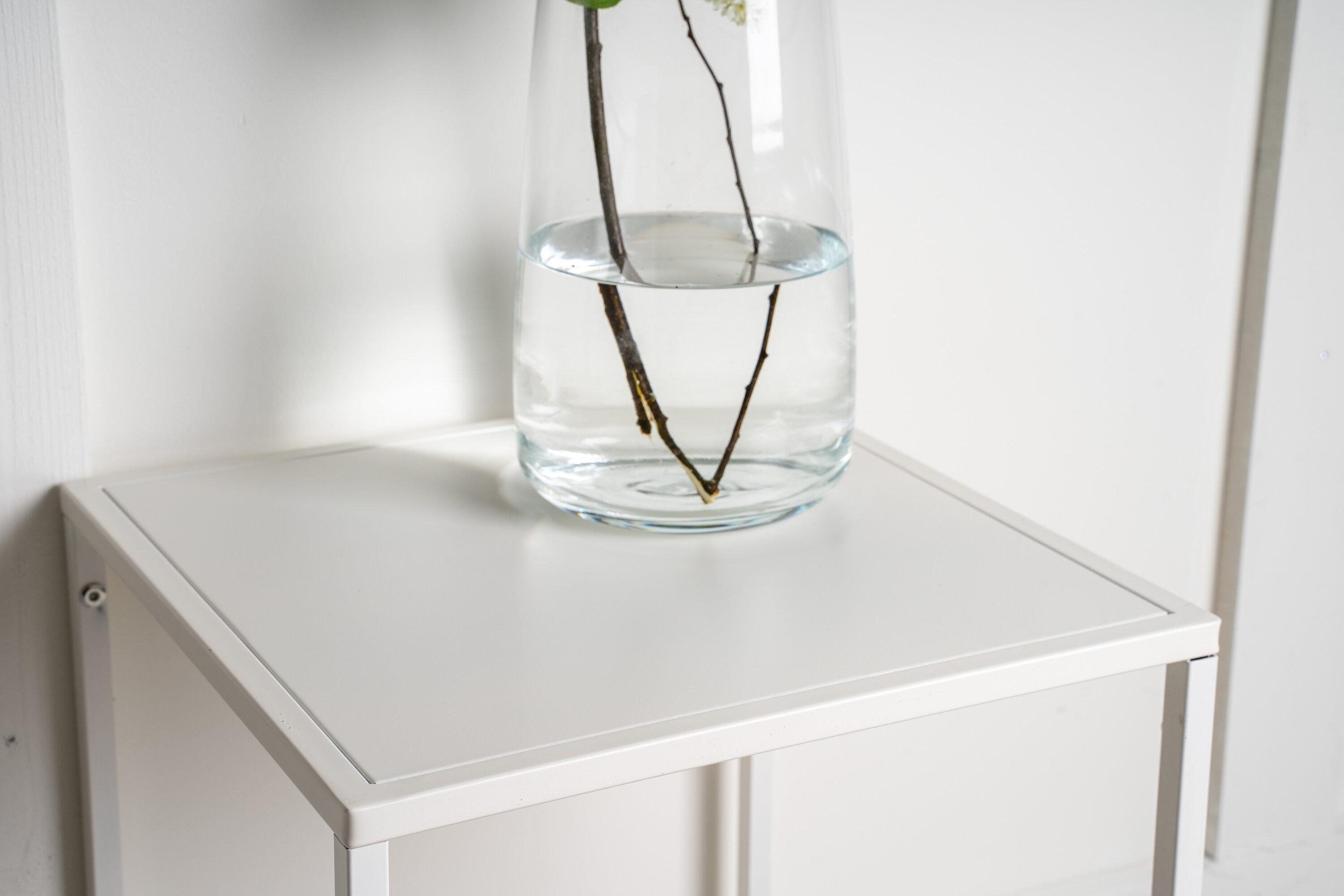 Détail du table d'appoint Staal blanc 37 x 38 cm