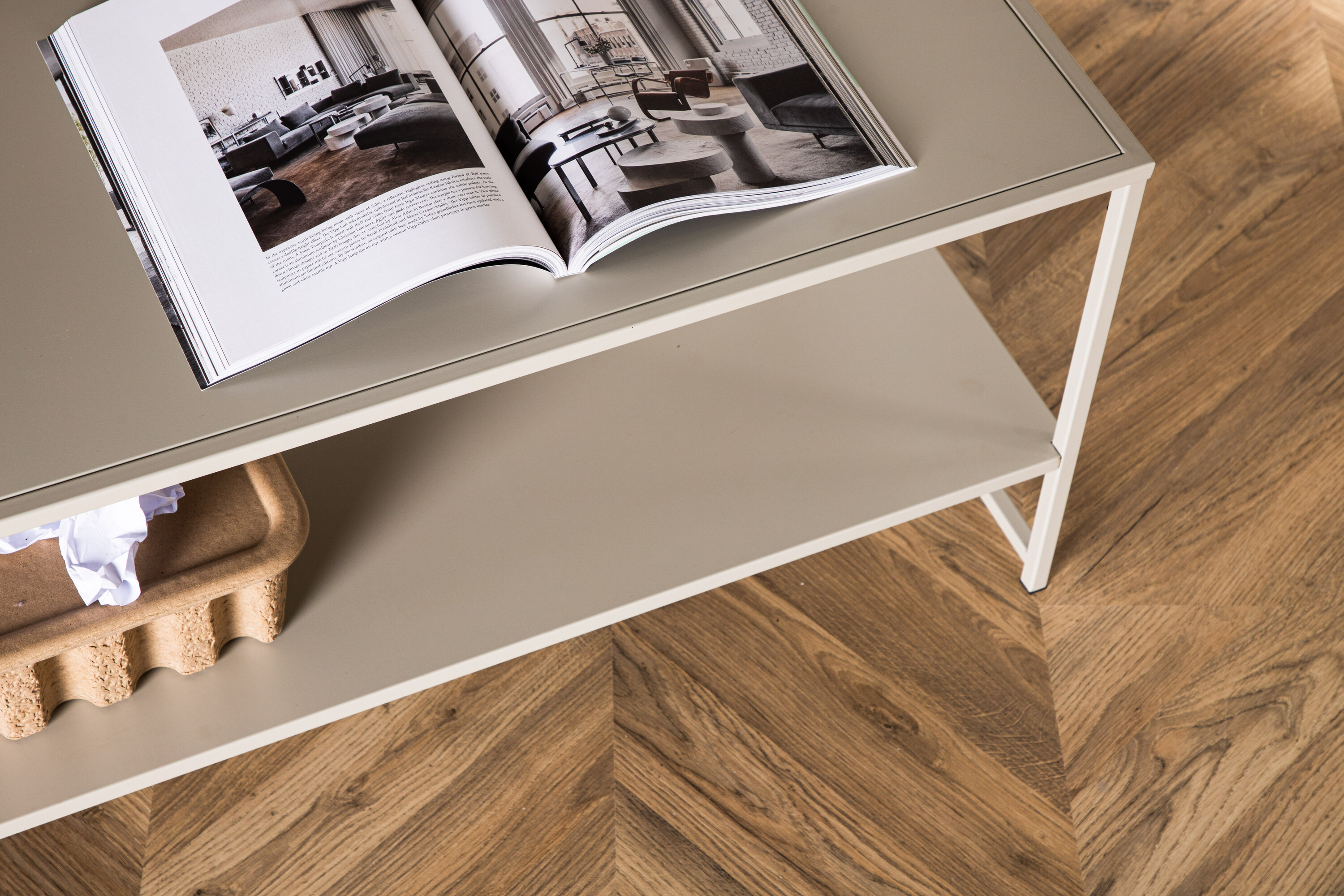 Staal table d'appoint beige 102 x 43 cm en situation dans une pièce décorée