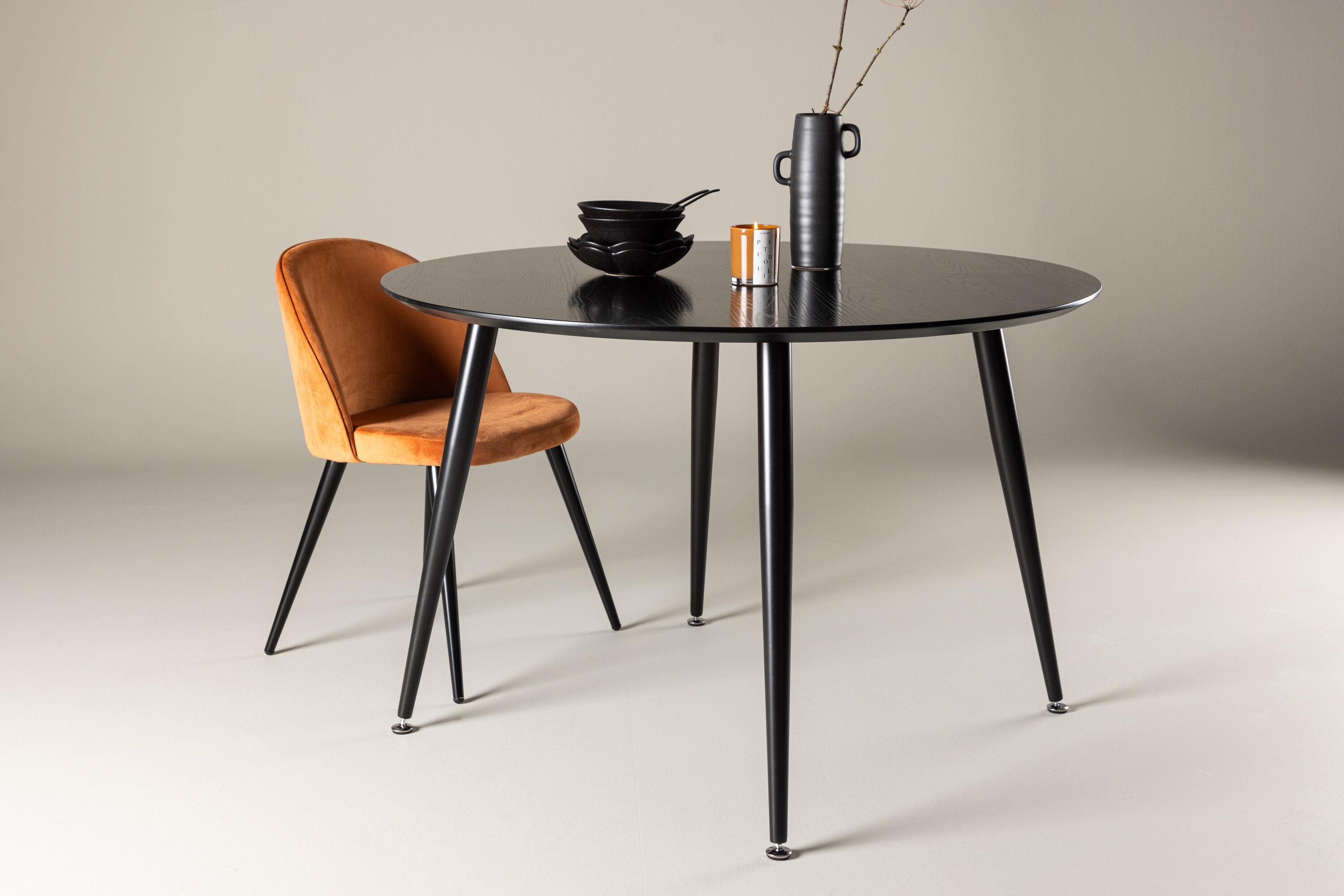 Dipp table à manger ronde noir ⌀115 cm en situation dans une pièce décorée