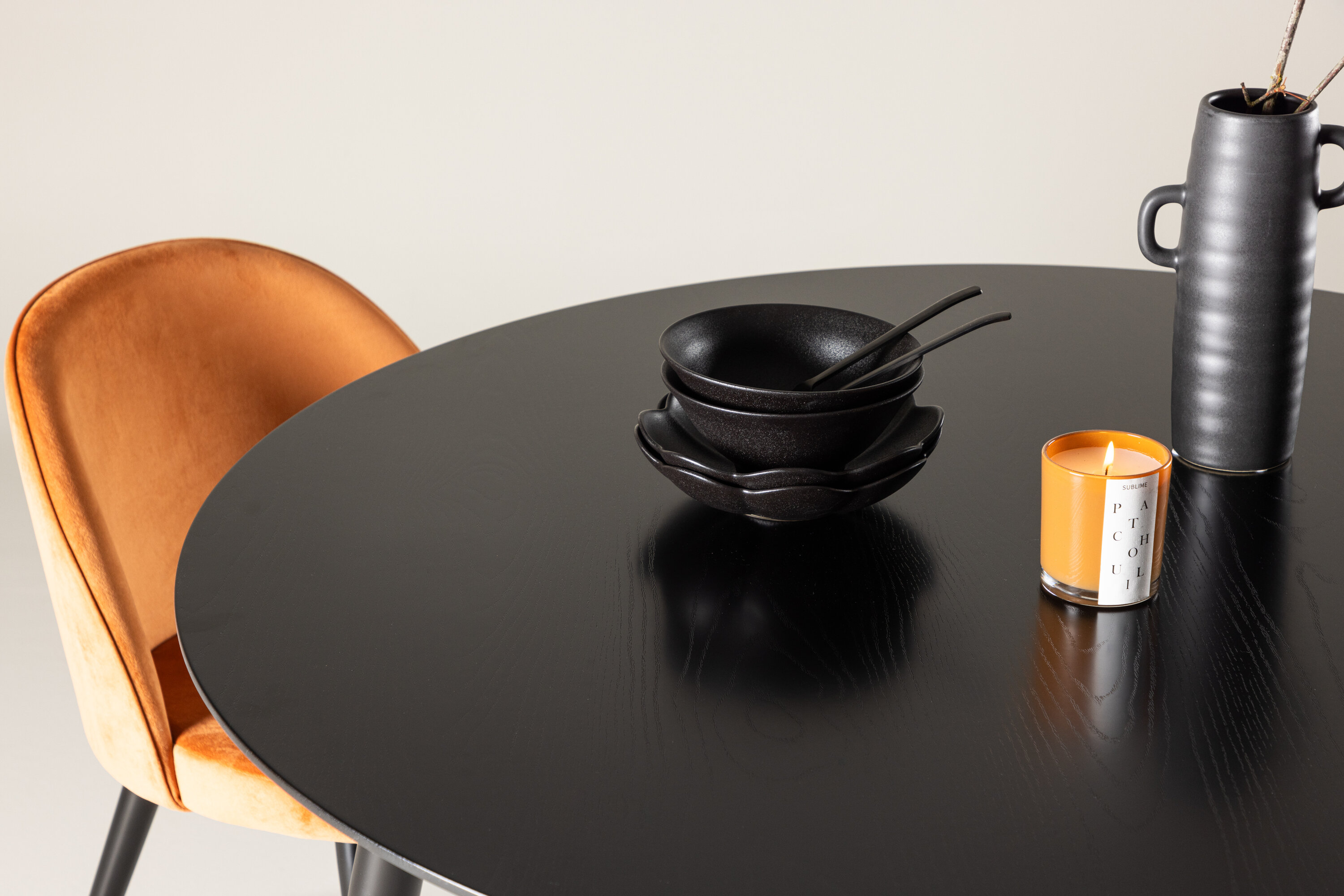 Dipp table à manger ronde noir ⌀115 cm en situation dans une pièce décorée