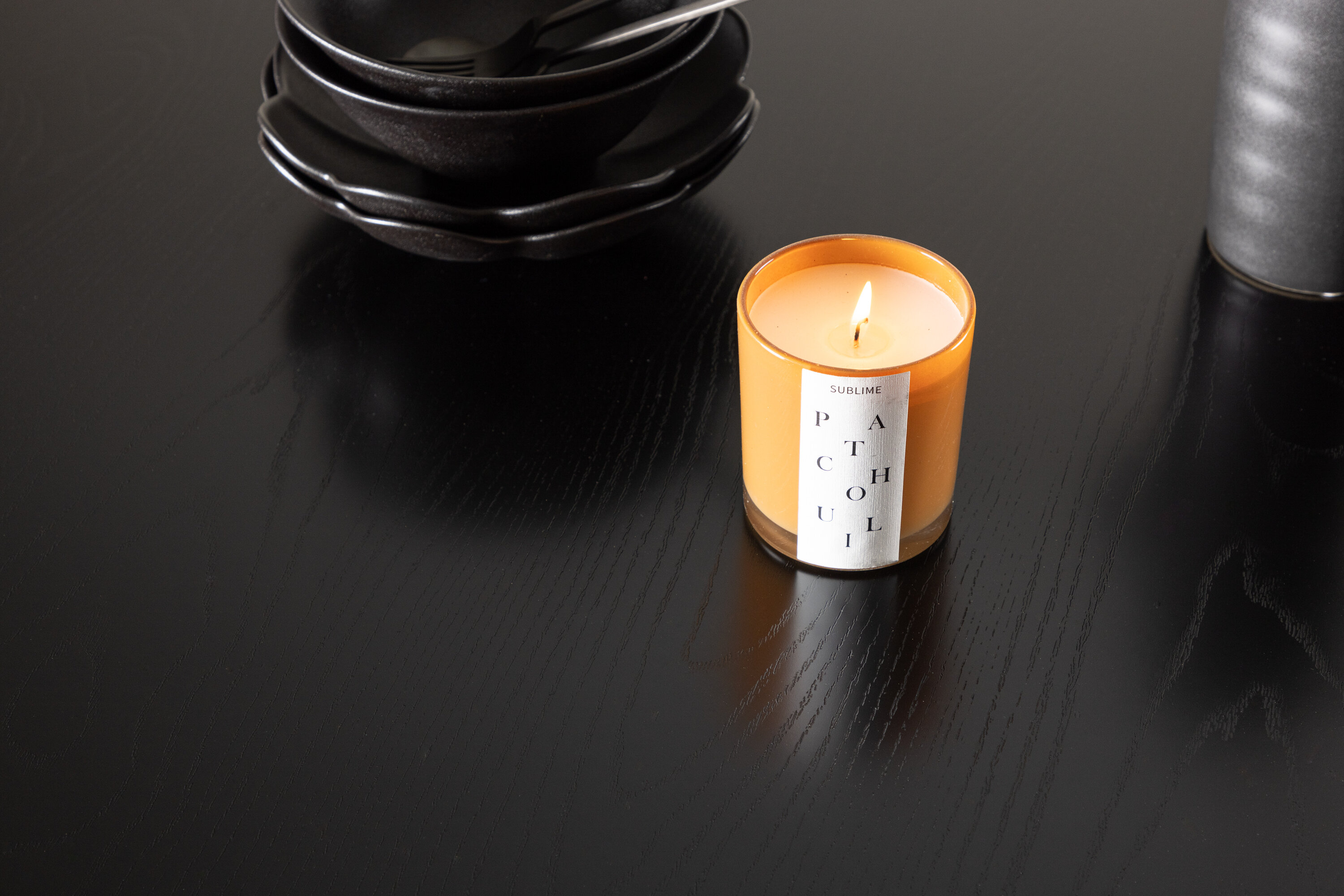 Dipp table à manger ronde noir ⌀115 cm en situation dans une pièce décorée