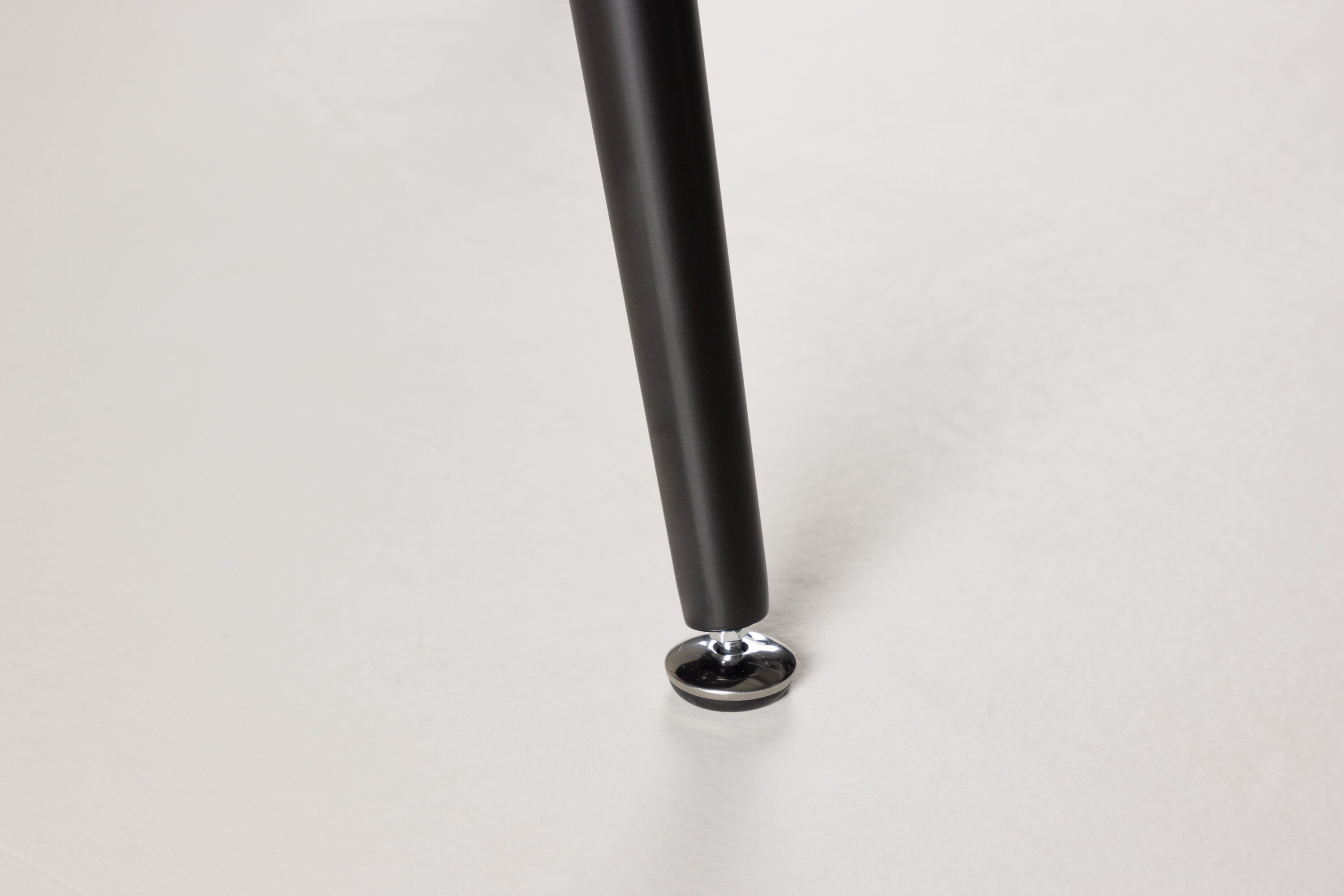 Dipp table à manger ronde noir ⌀115 cm en situation dans une pièce décorée