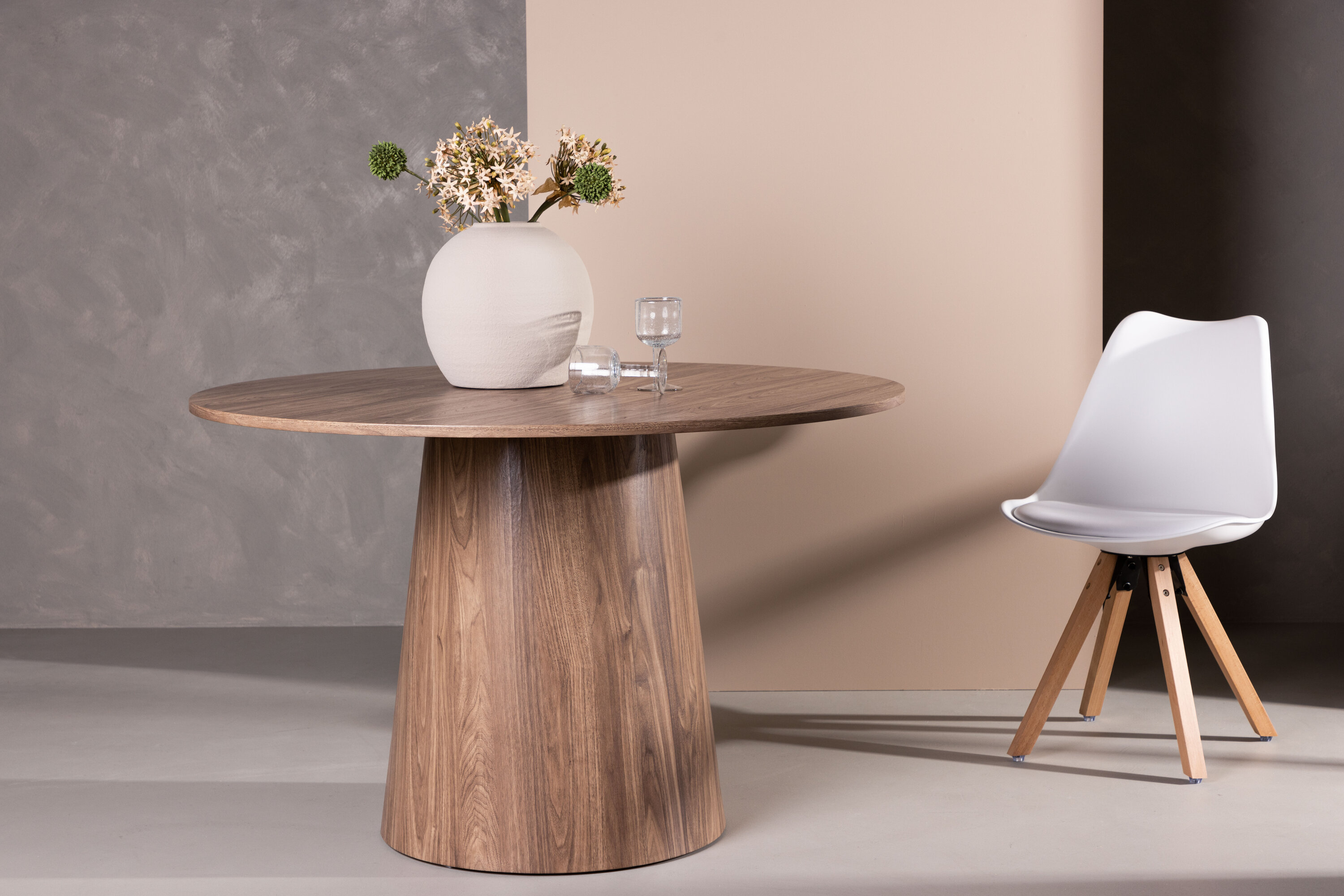 Lanzo table à manger ronde naturel ⌀120 cm en situation dans une pièce décorée
