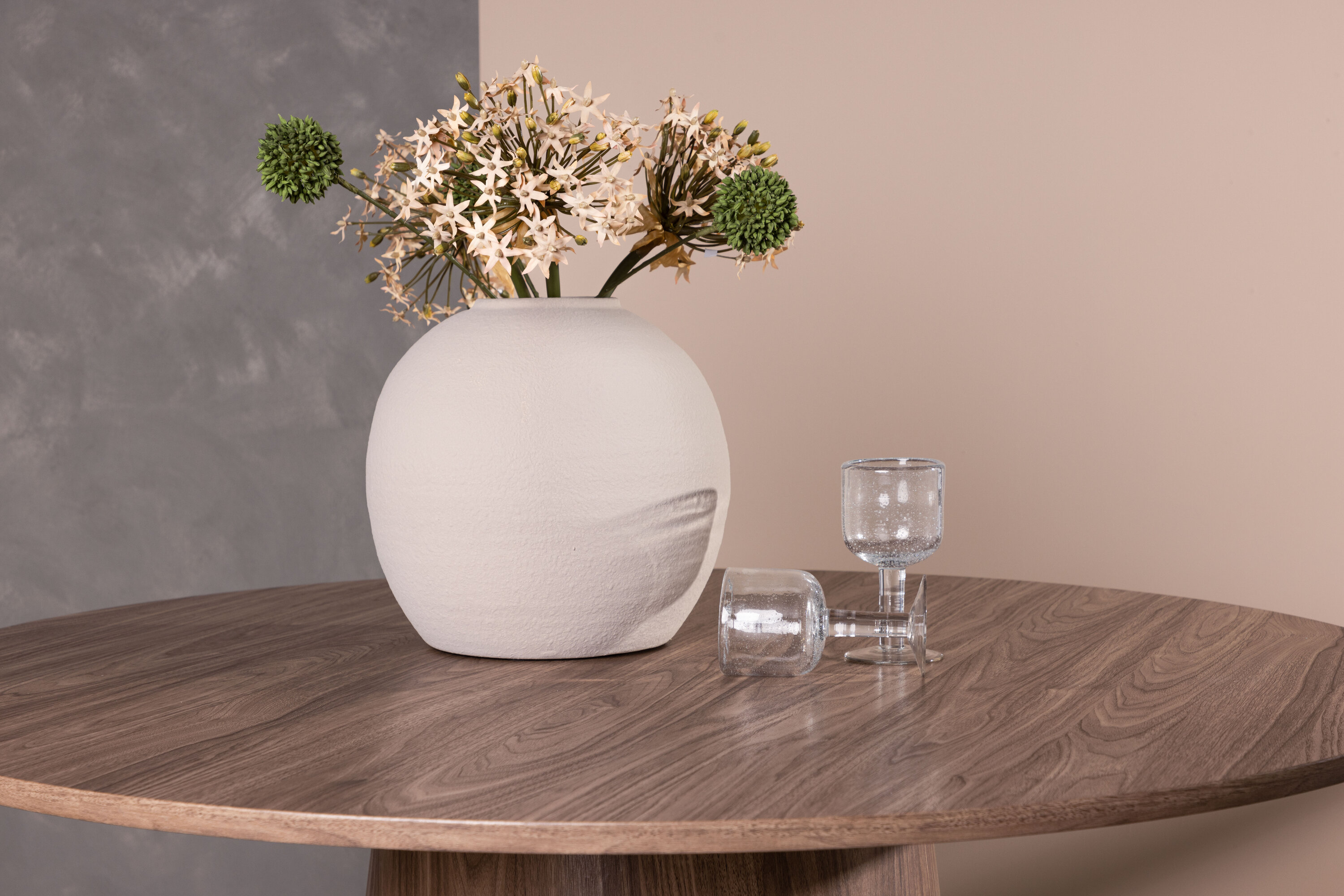Lanzo table à manger ronde naturel ⌀120 cm en situation dans une pièce décorée