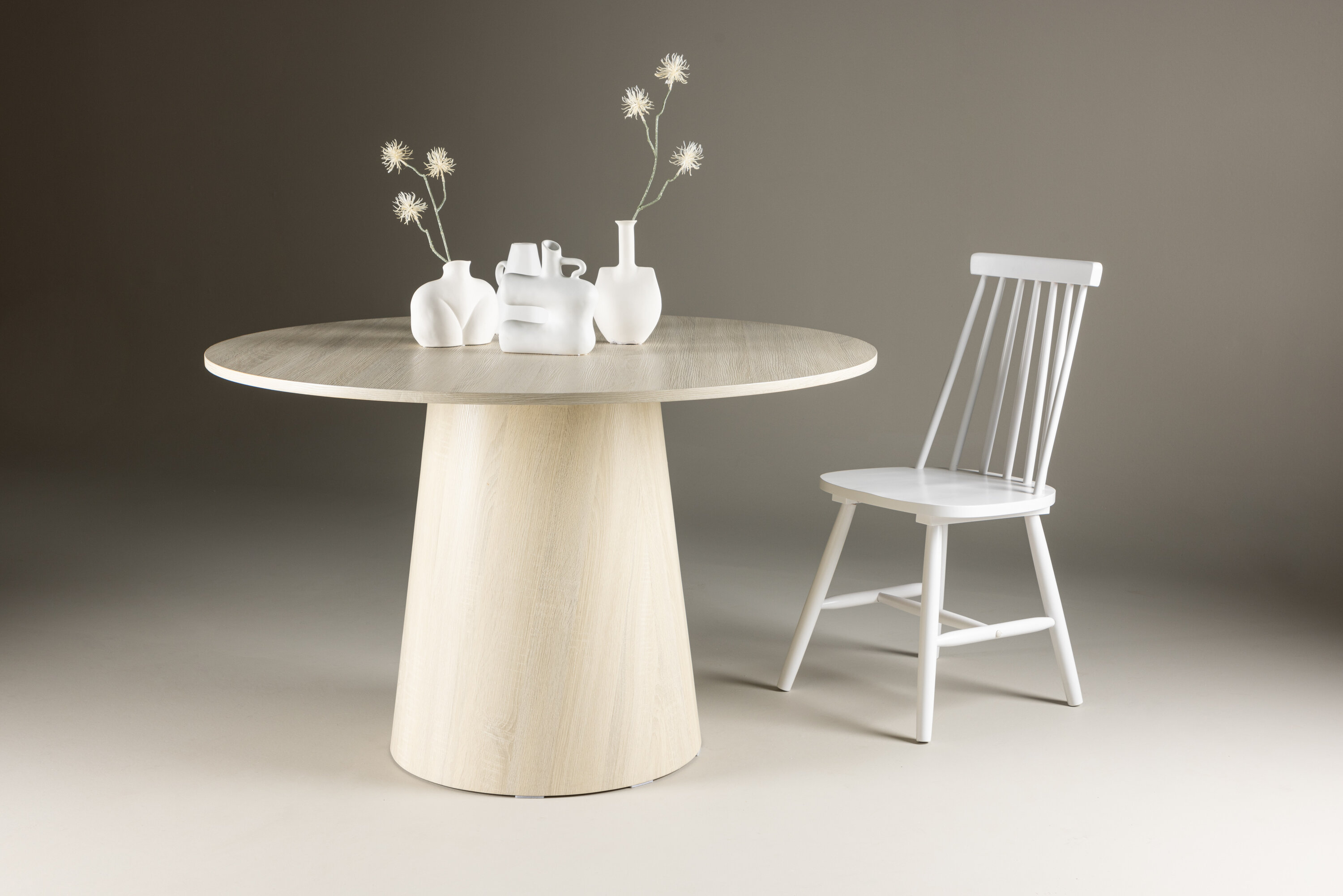 Lanzo table à manger ronde blanchi ⌀120 cm en situation dans une pièce décorée
