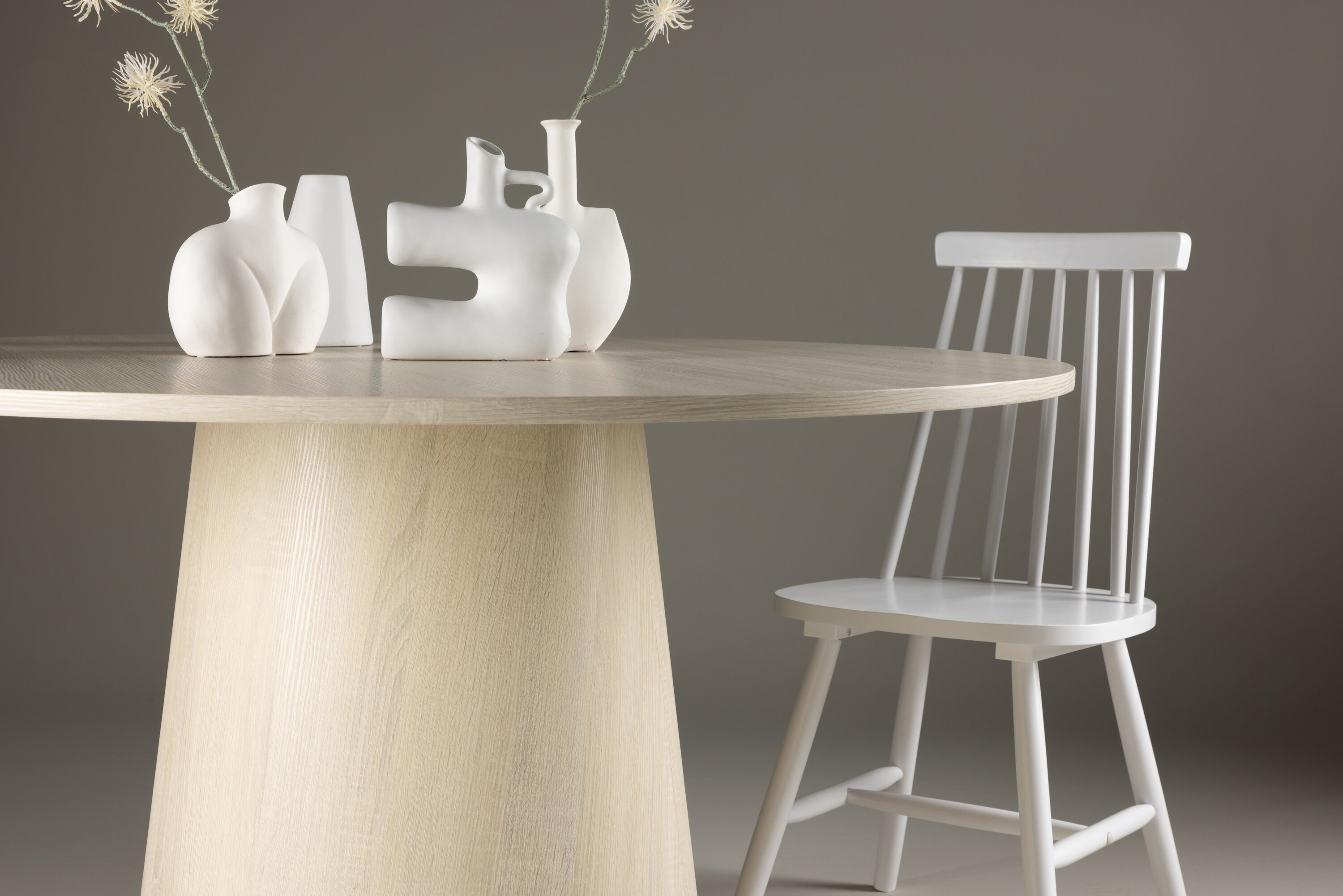 Lanzo table à manger ronde blanchi ⌀120 cm en situation dans une pièce décorée