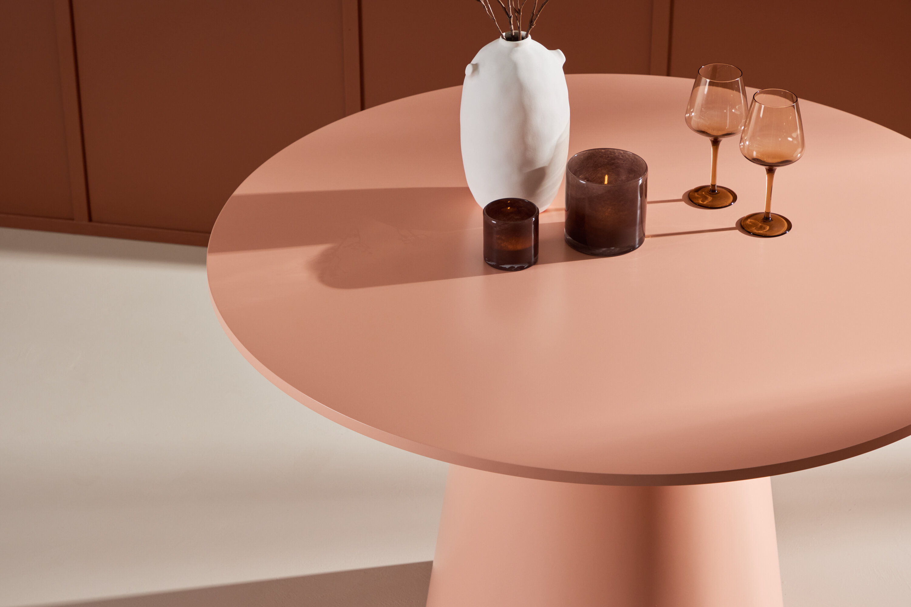 Lanzo table à manger ronde pêche ⌀120 cm en situation dans une pièce décorée
