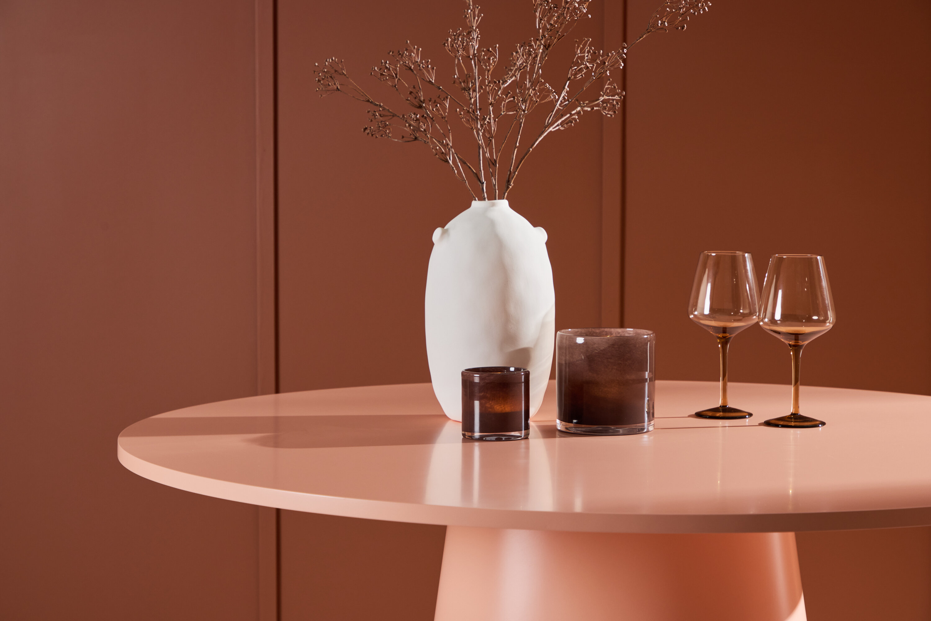 Lanzo table à manger ronde pêche ⌀120 cm en situation dans une pièce décorée