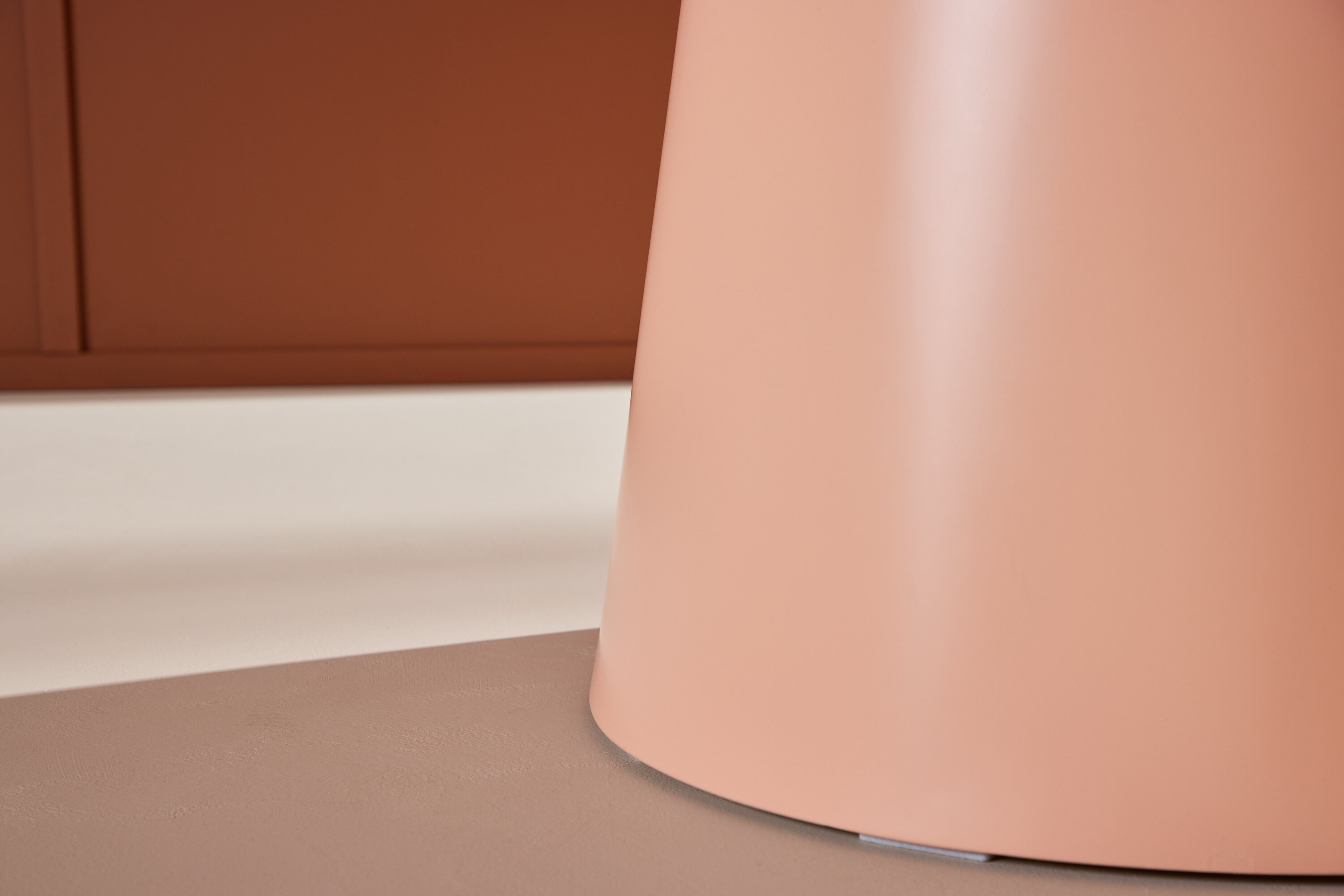 Lanzo table à manger ronde pêche ⌀120 cm en situation dans une pièce décorée
