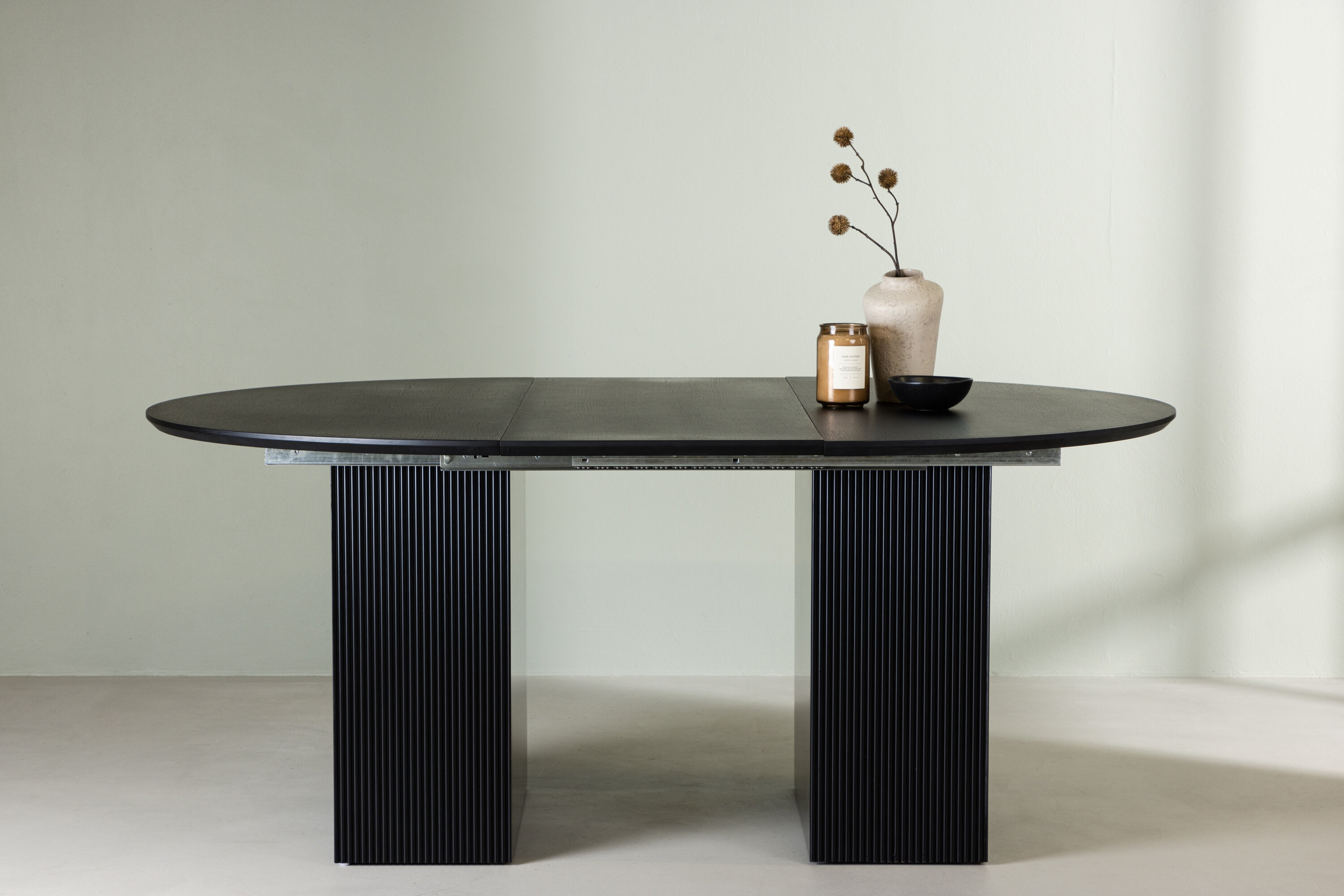 Matilda table à manger ronde noir ⌀130 cm en situation dans une pièce décorée