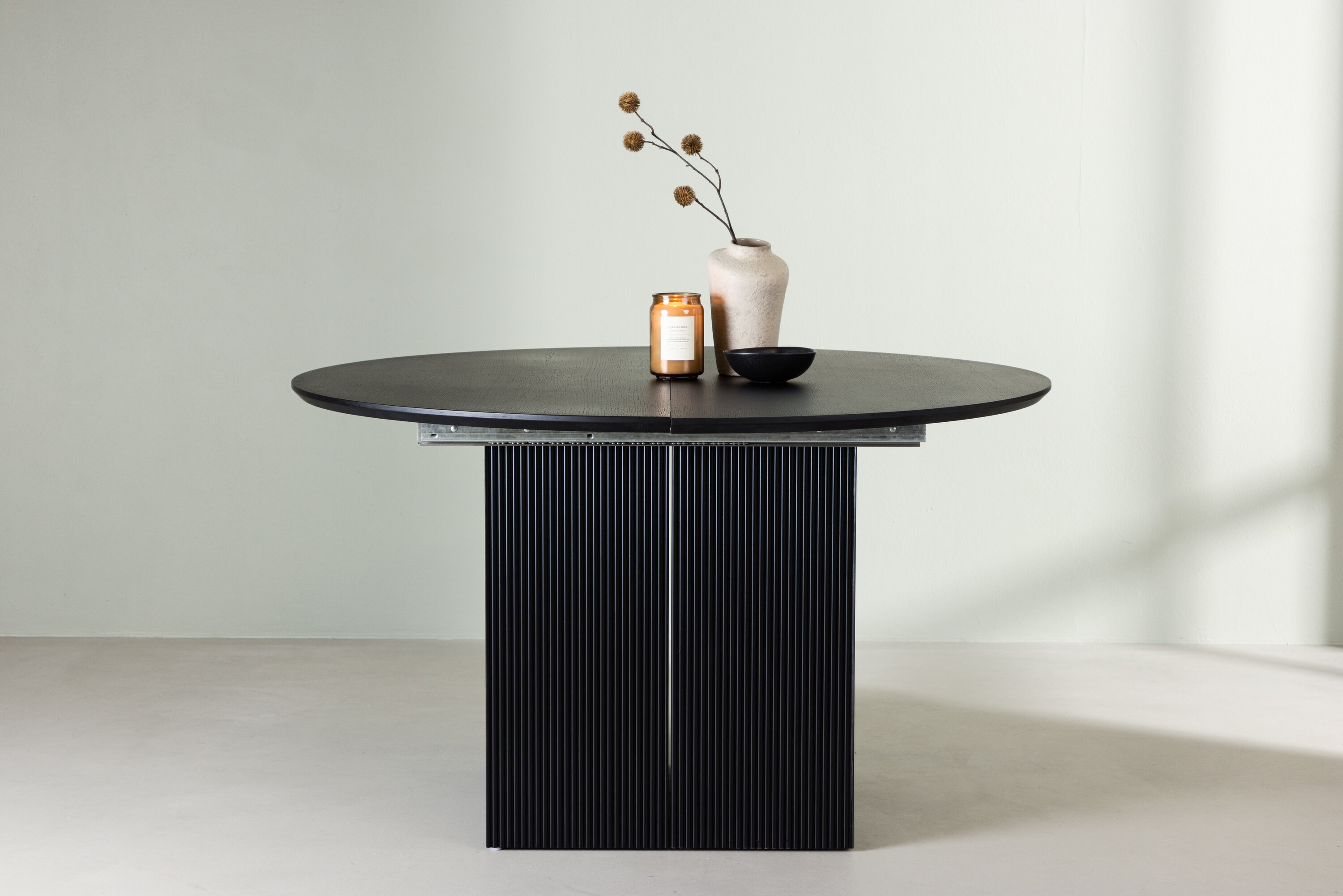 Matilda table à manger ronde noir ⌀130 cm en situation dans une pièce décorée