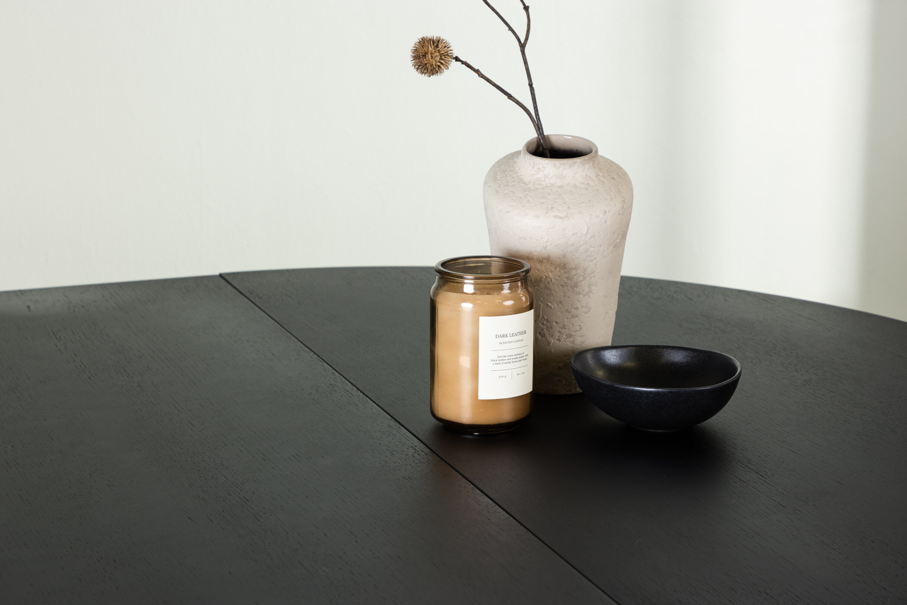 Matilda table à manger ronde noir ⌀130 cm en situation dans une pièce décorée