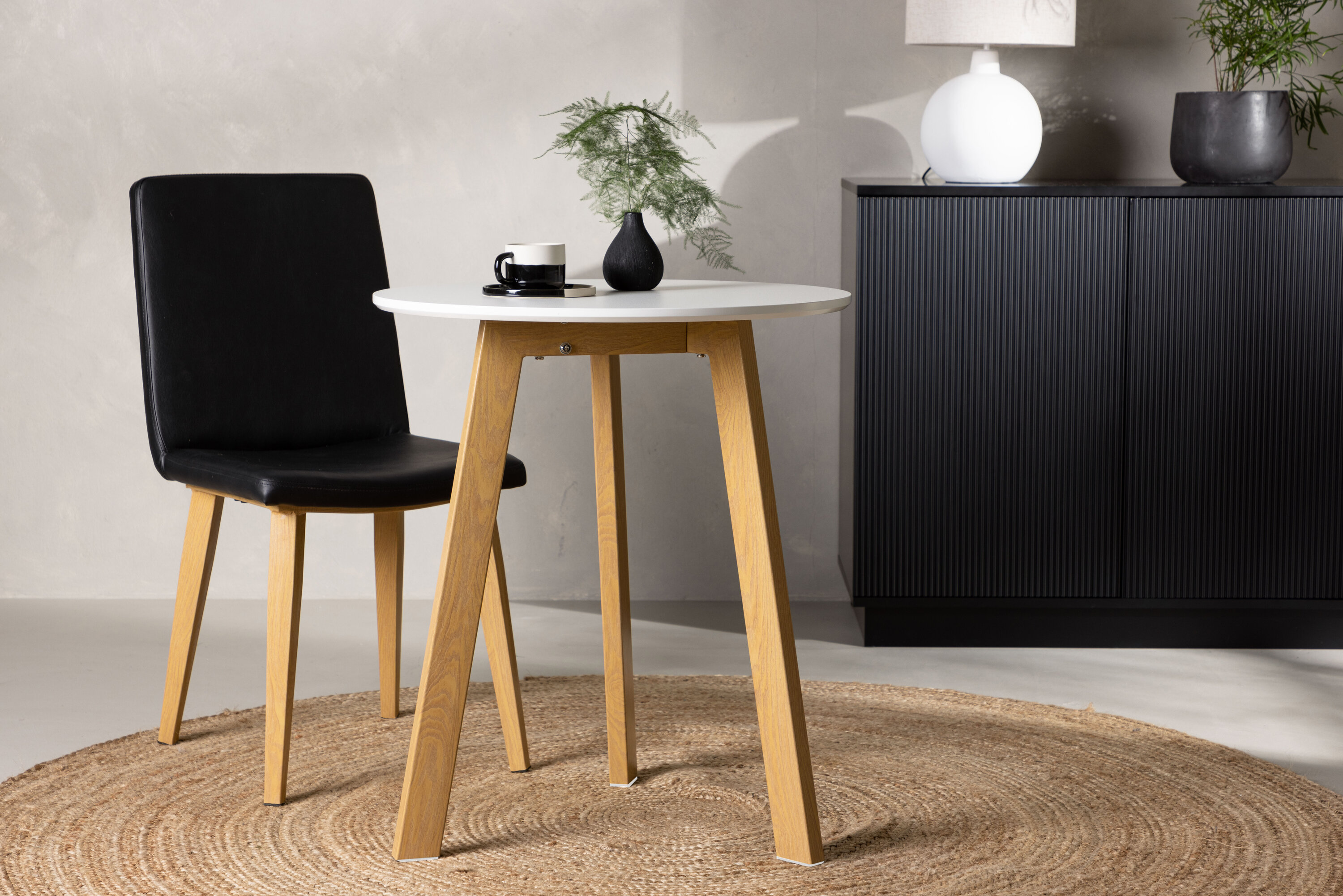 Leonora table à manger ronde blanc, naturel ⌀65 cm en situation dans une pièce décorée