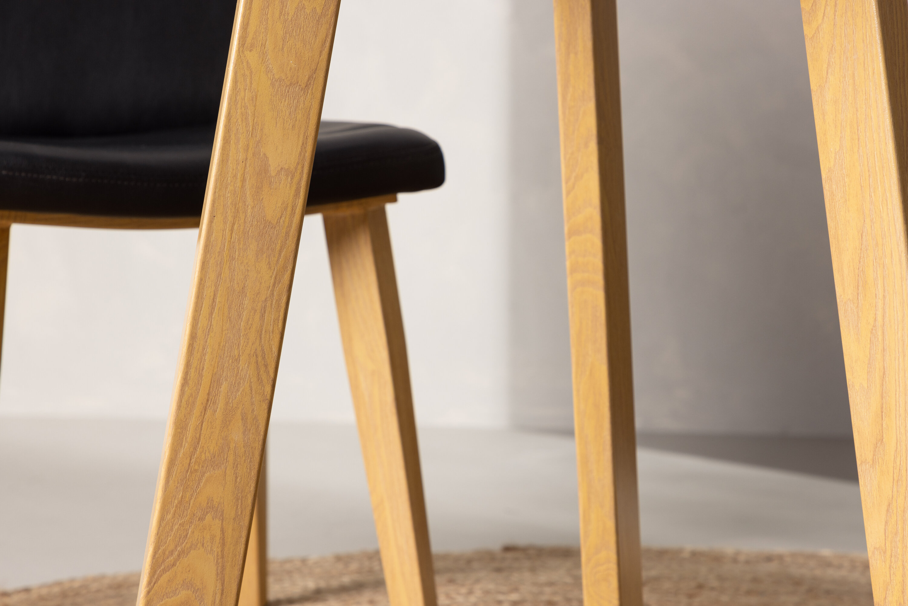 Leonora table à manger ronde blanc, naturel ⌀65 cm en situation dans une pièce décorée