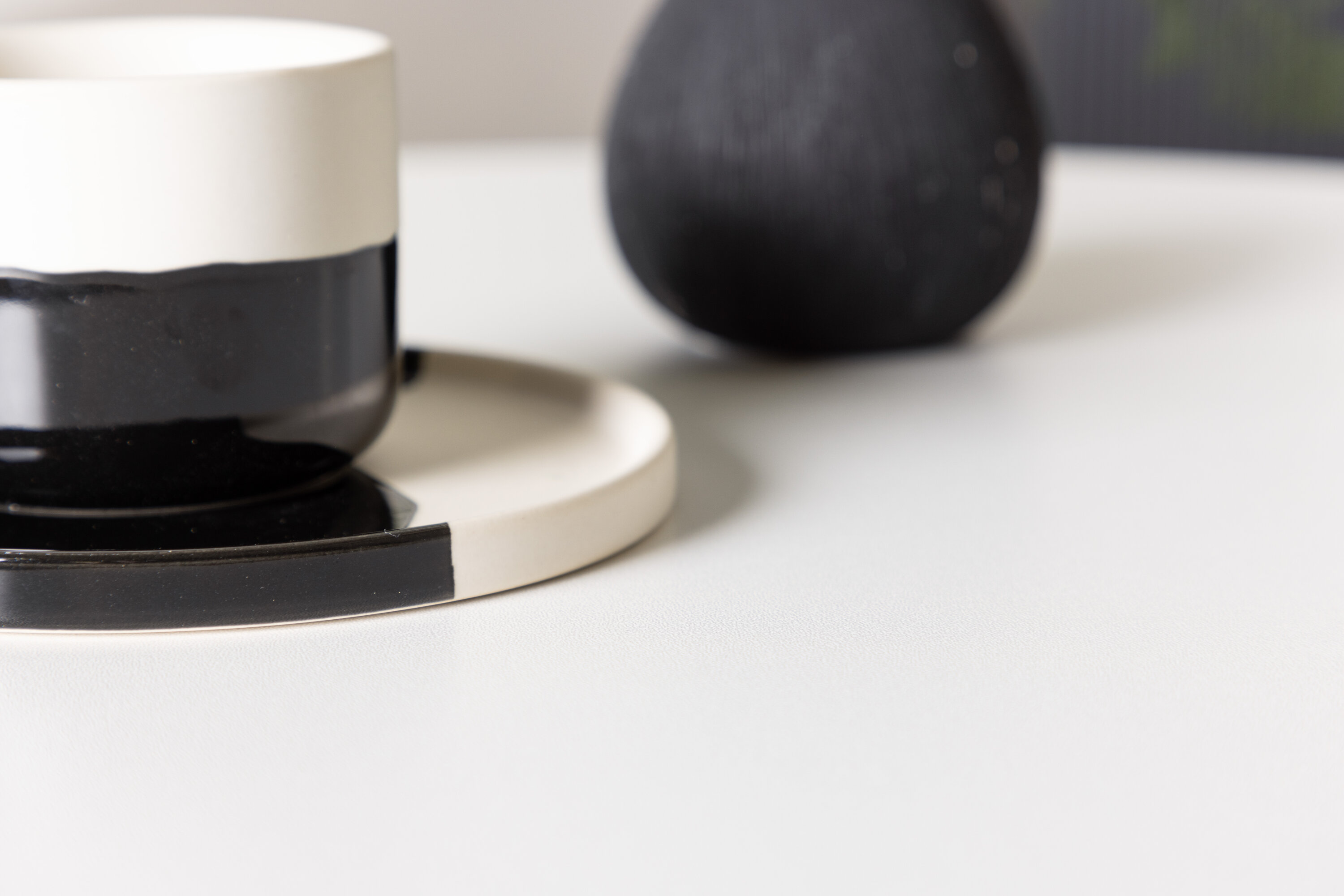Leonora table à manger ronde blanc, naturel ⌀65 cm en situation dans une pièce décorée