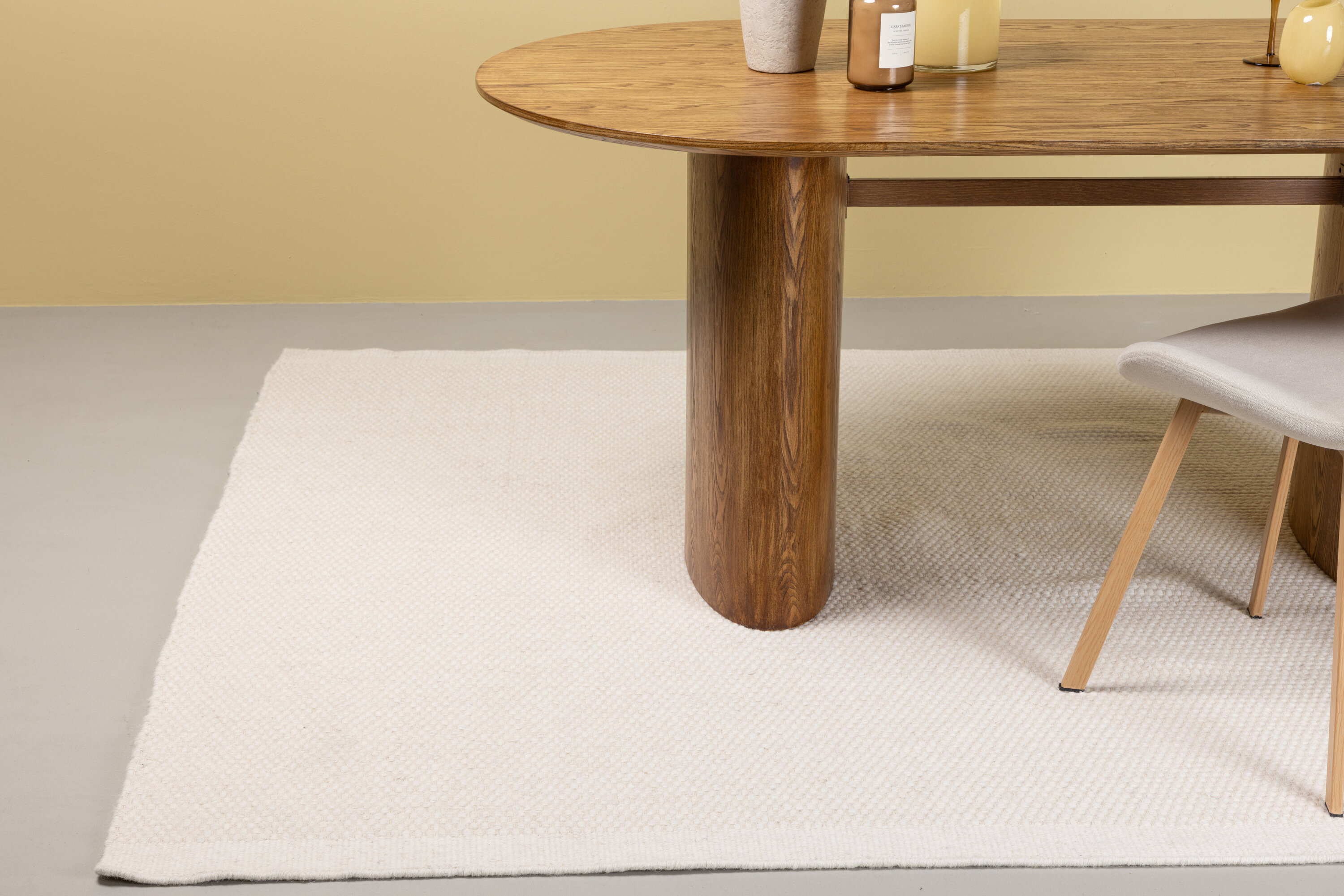 Vilma tapis de salon blanc cassé 290 x 200 cm en situation dans une pièce décorée