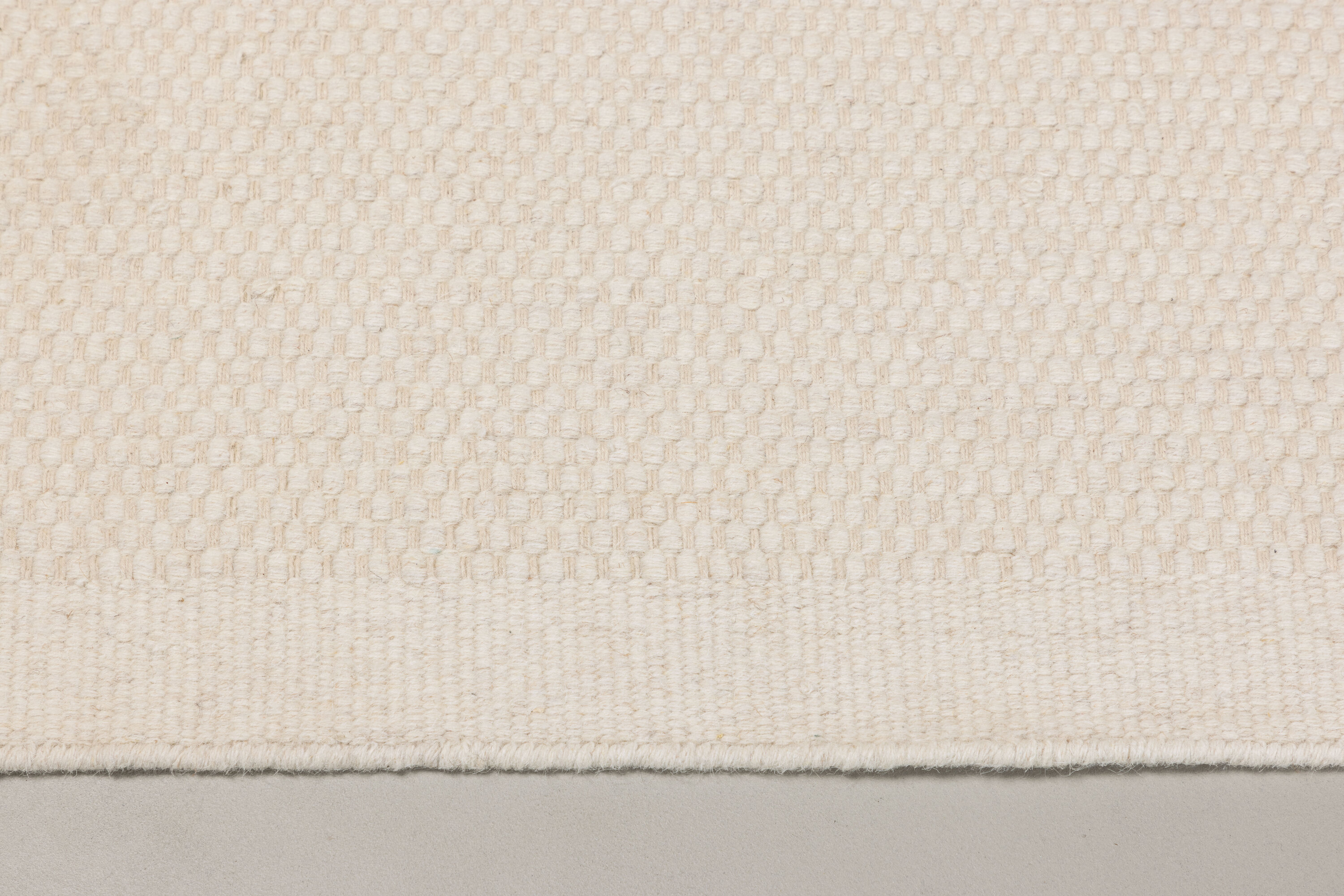 Vilma tapis de salon blanc cassé 290 x 200 cm en situation dans une pièce décorée