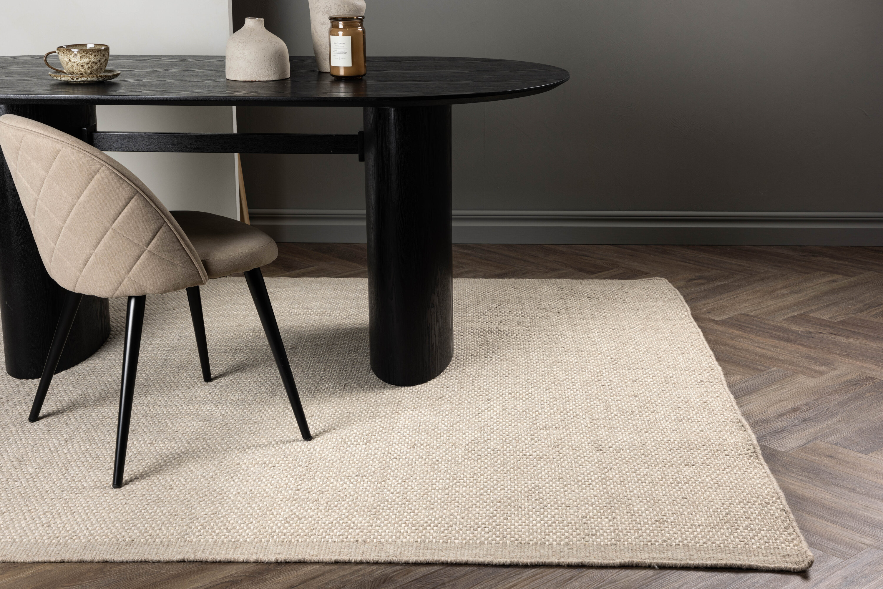 Vilma tapis de salon beige 230 x 160 cm en situation dans une pièce décorée