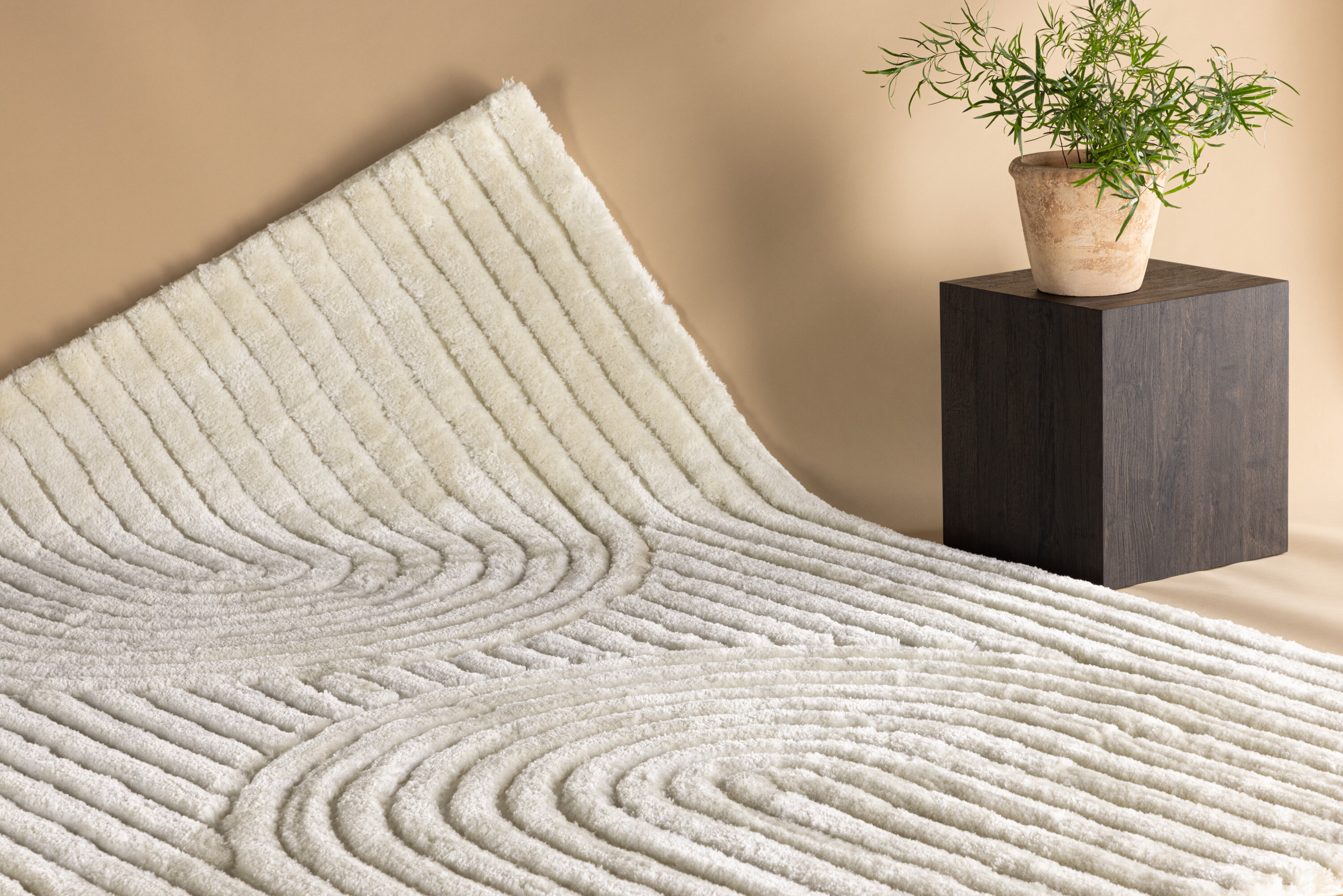 Niklas tapis de salon blanc 290 x 200 cm en situation dans une pièce décorée