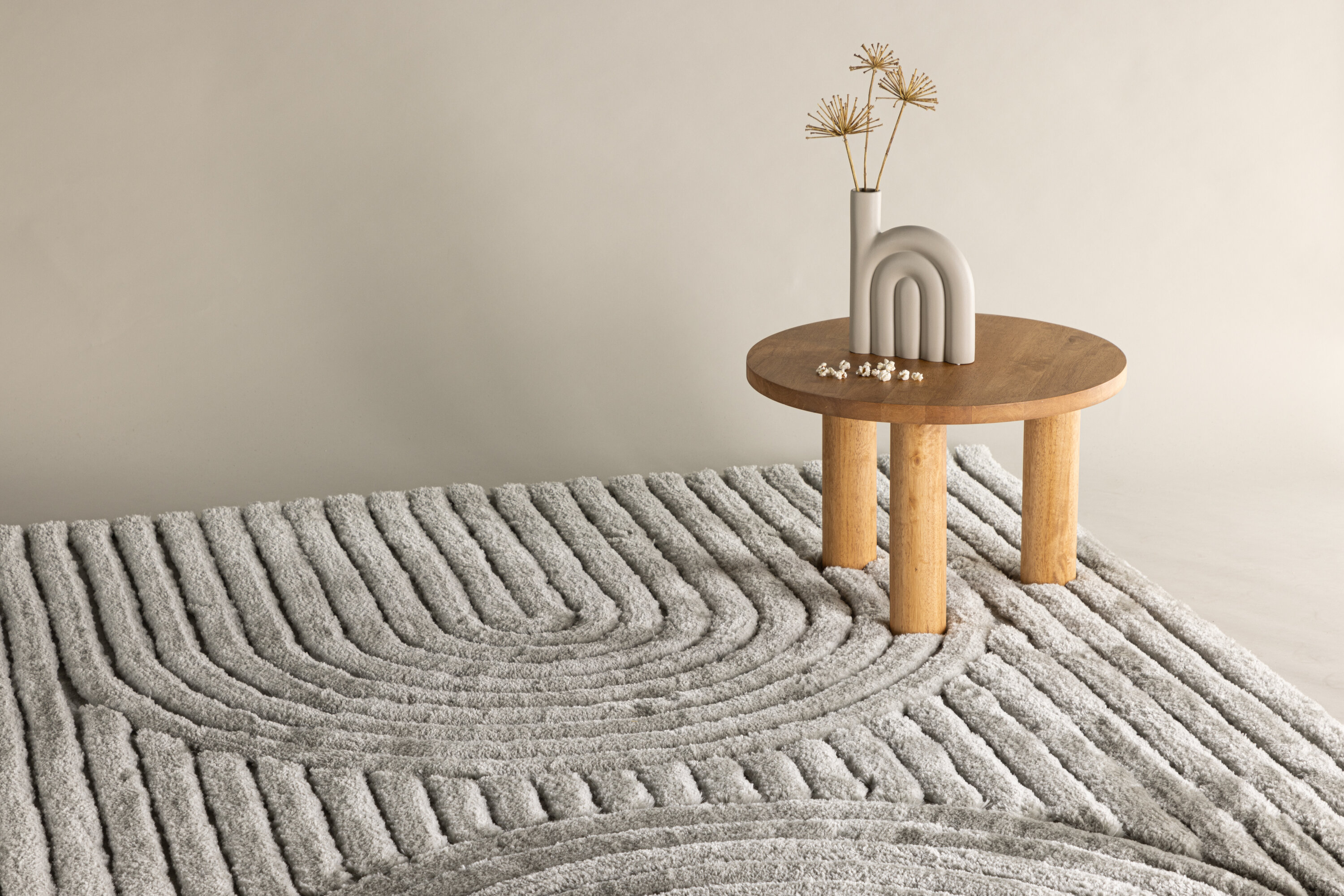 Niklas tapis de salon grège 290 x 200 cm en situation dans une pièce décorée