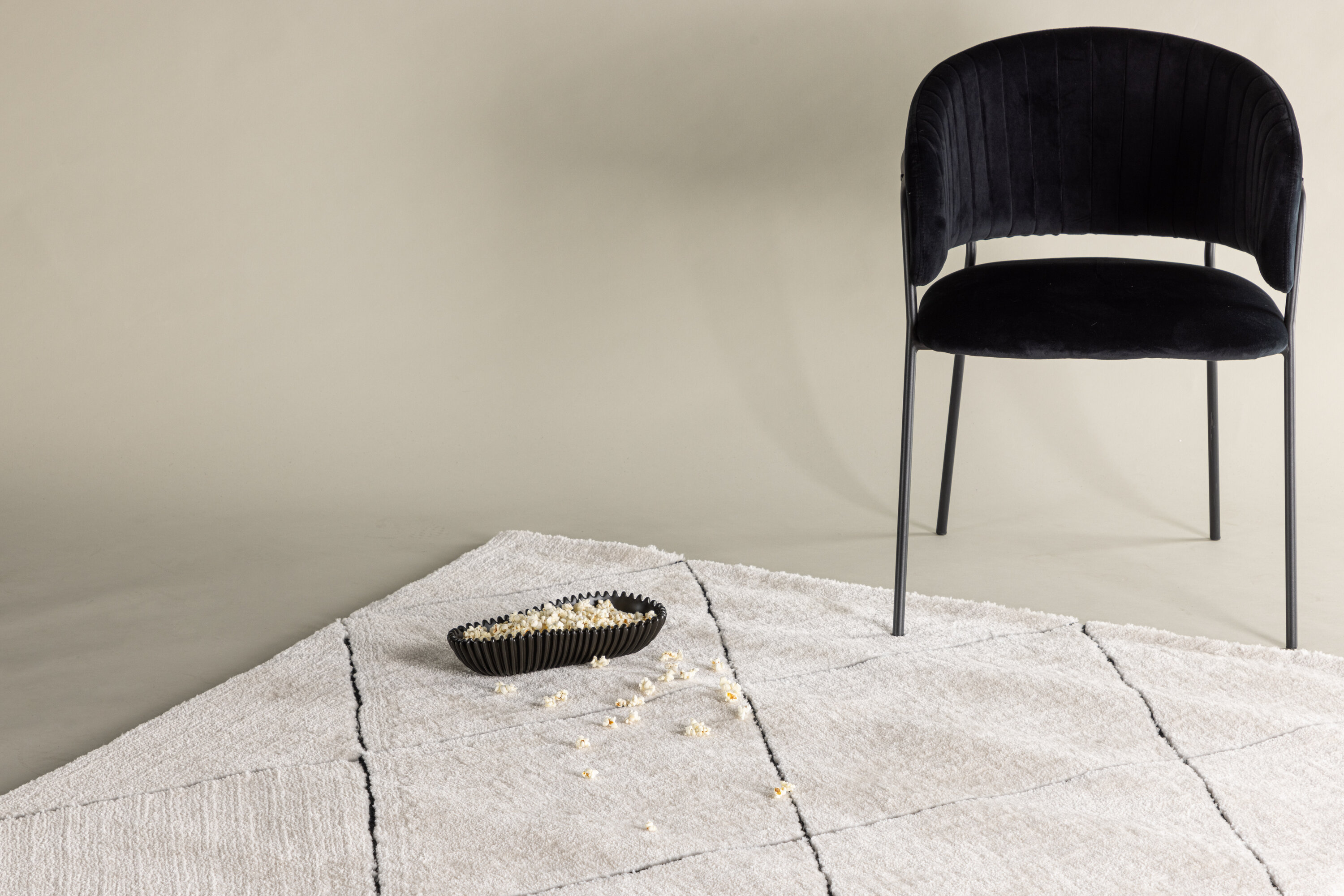 Patrik tapis de salon noir, blanc 230 x 160 cm en situation dans une pièce décorée