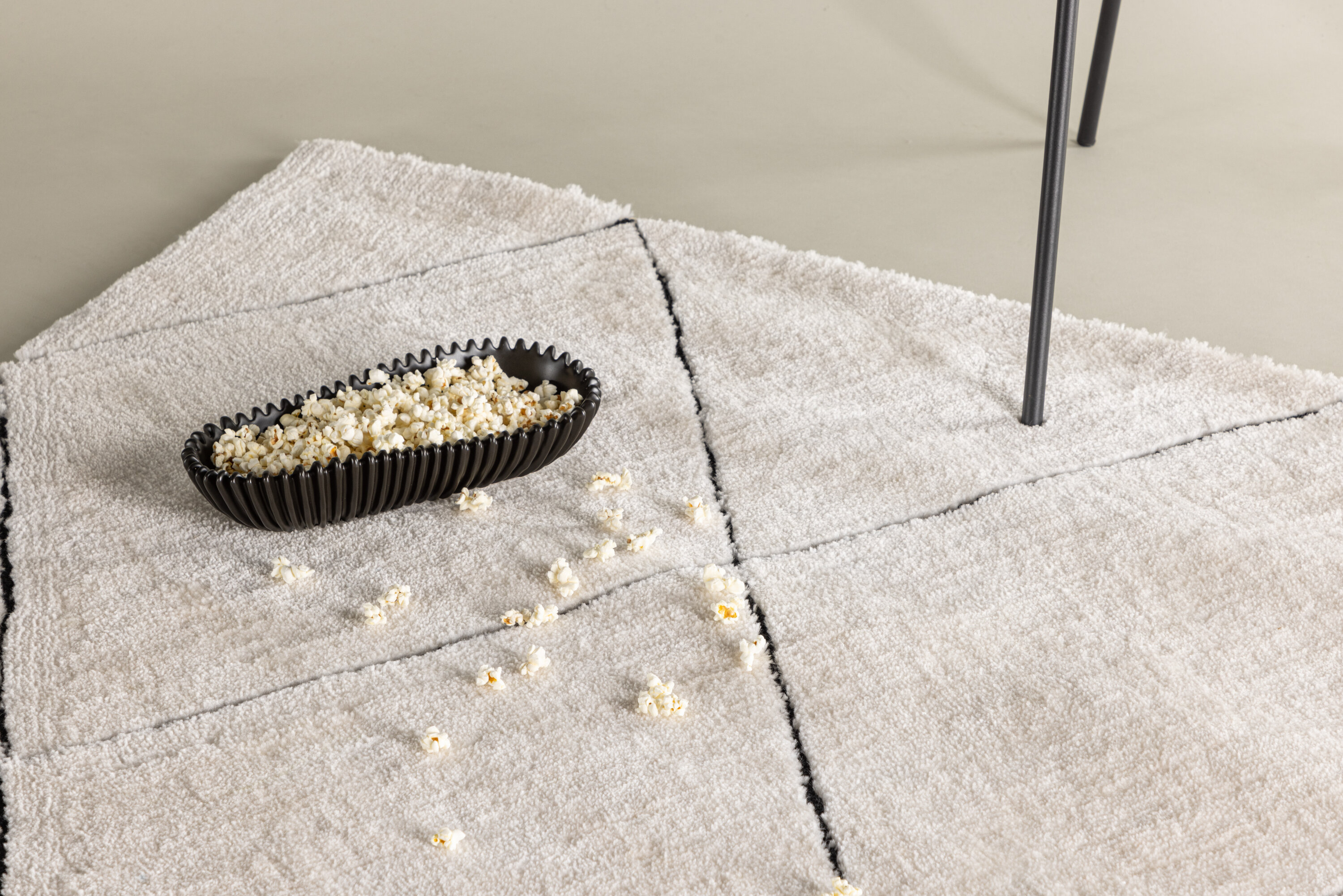 Patrik tapis de salon noir, blanc 230 x 160 cm en situation dans une pièce décorée