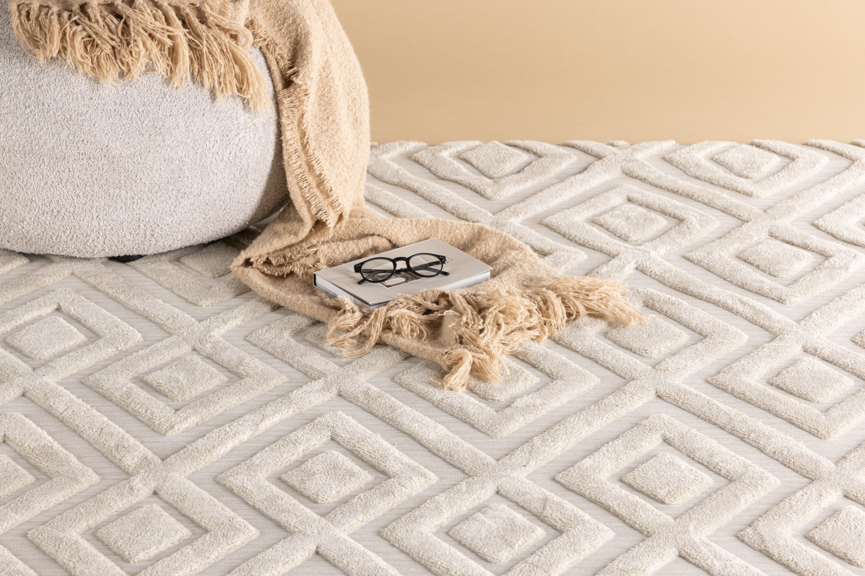 Pia tapis de salon blanc 290 x 200 cm en situation dans une pièce décorée