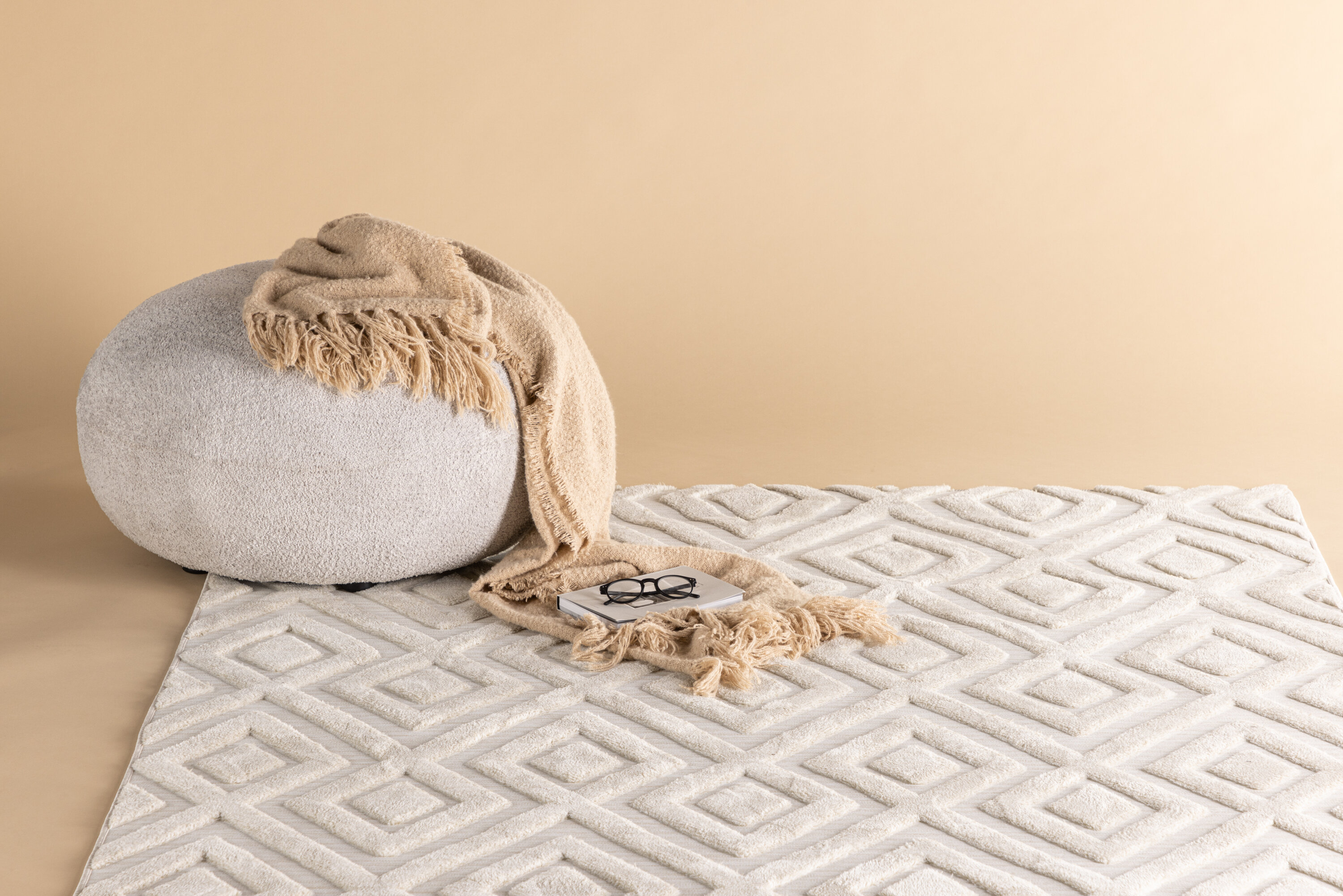 Pia tapis de salon blanc 230 x 160 cm en situation dans une pièce décorée