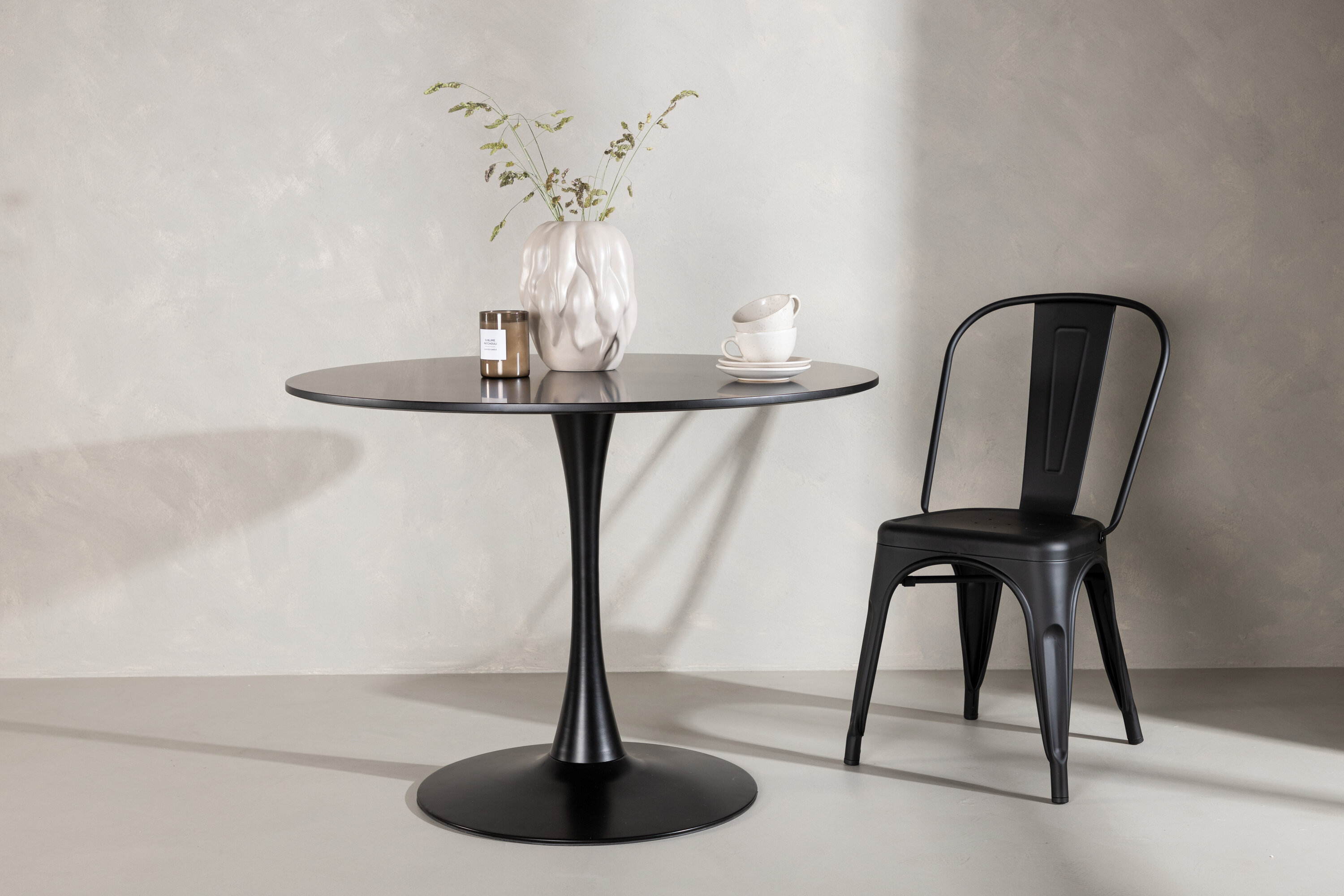 Glade table à manger ronde noir ⌀100 cm en situation dans une pièce décorée