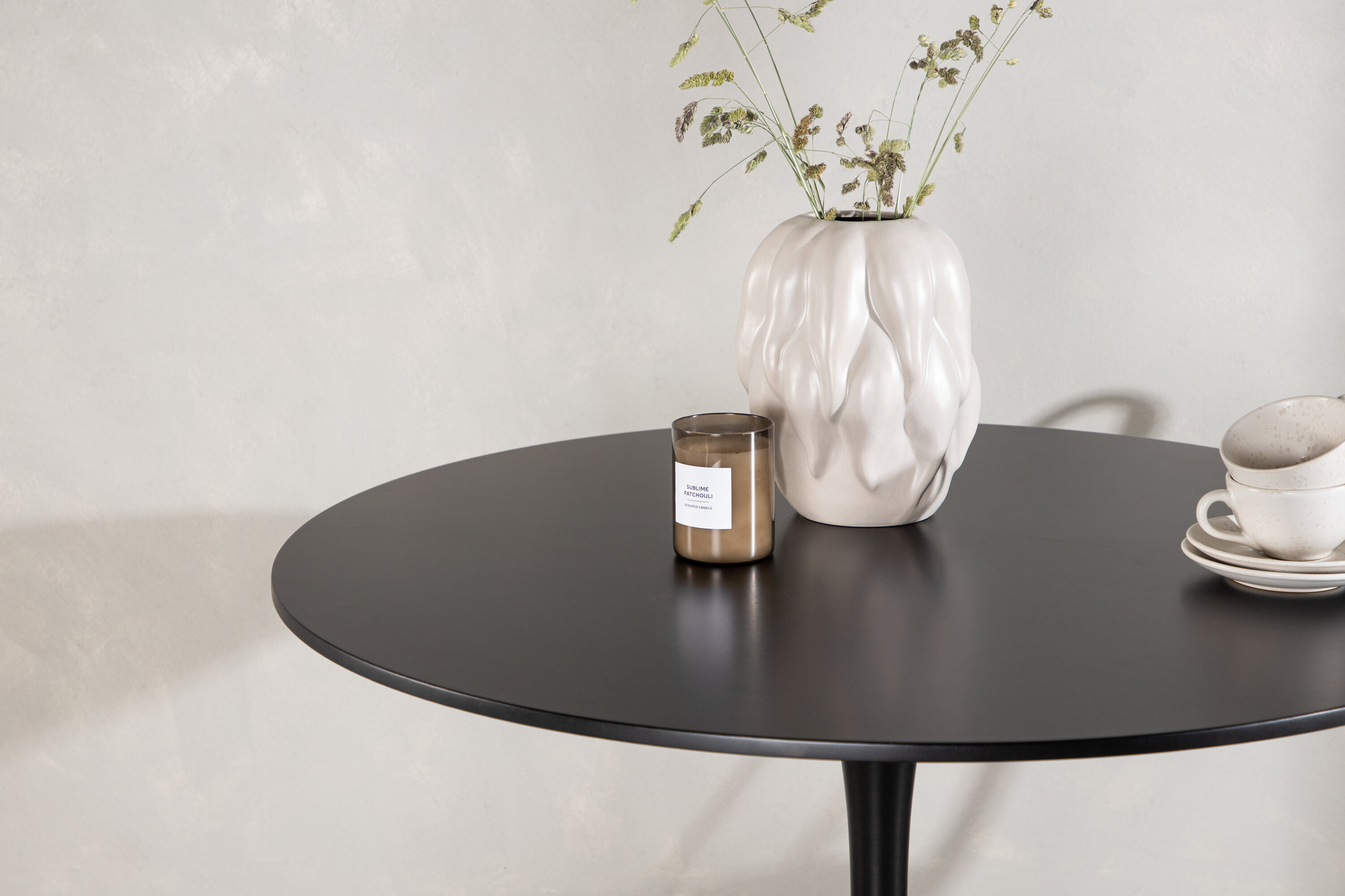 Glade table à manger ronde noir ⌀100 cm en situation dans une pièce décorée