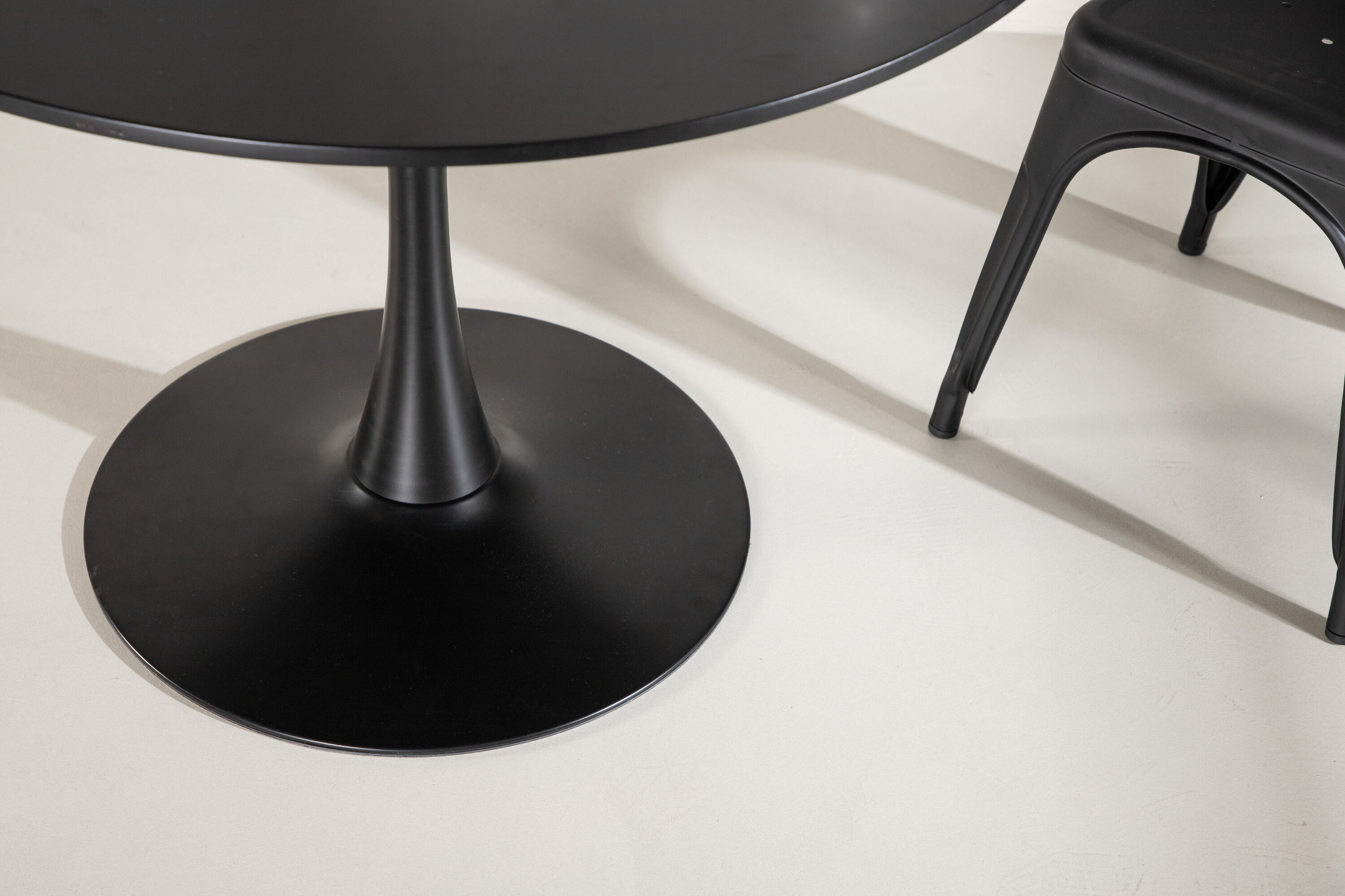 Glade table à manger ronde noir ⌀100 cm en situation dans une pièce décorée