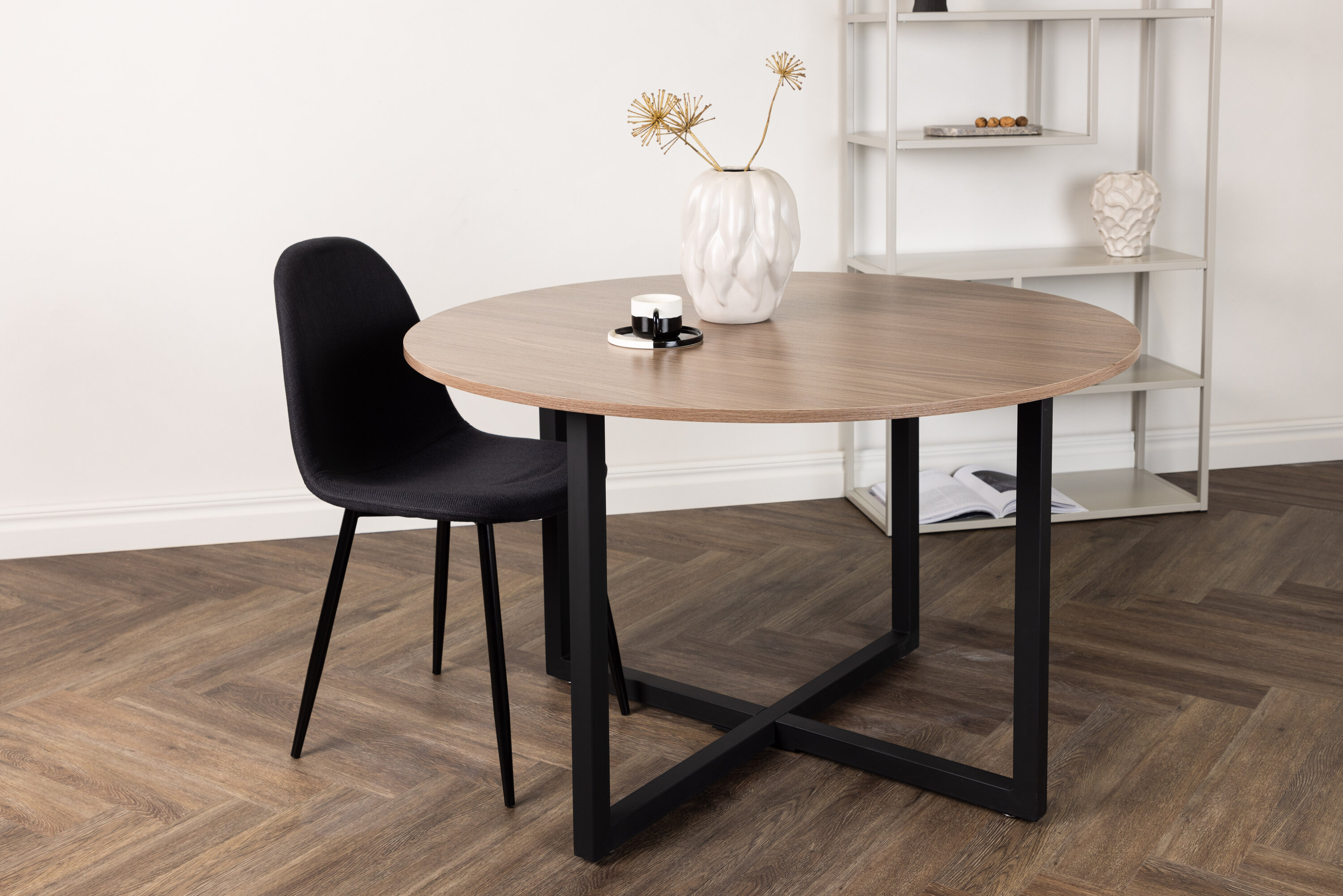 Durango table à manger ronde noir, noyer ⌀120 cm en situation dans une pièce décorée