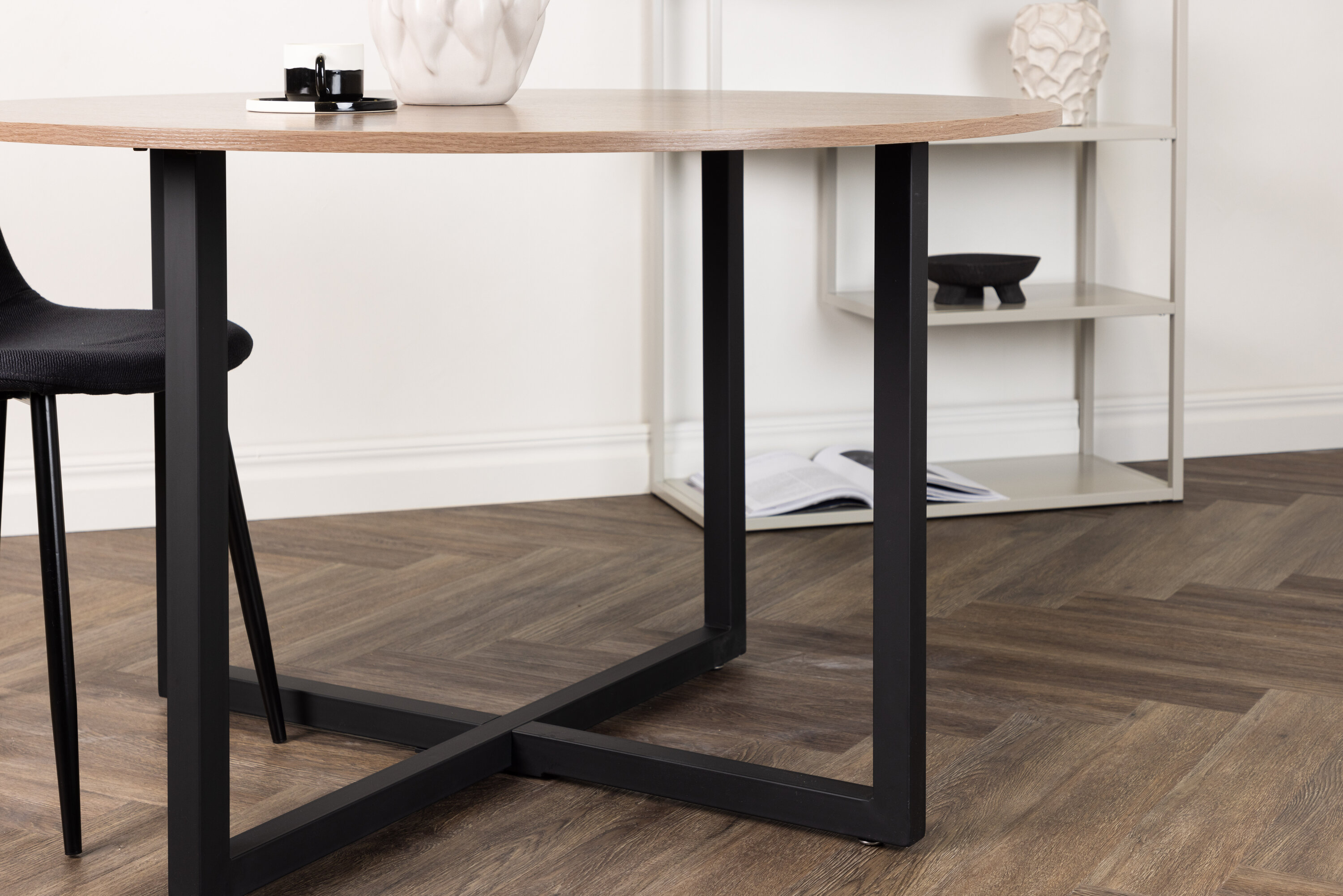 Durango table à manger ronde noir, noyer ⌀120 cm en situation dans une pièce décorée