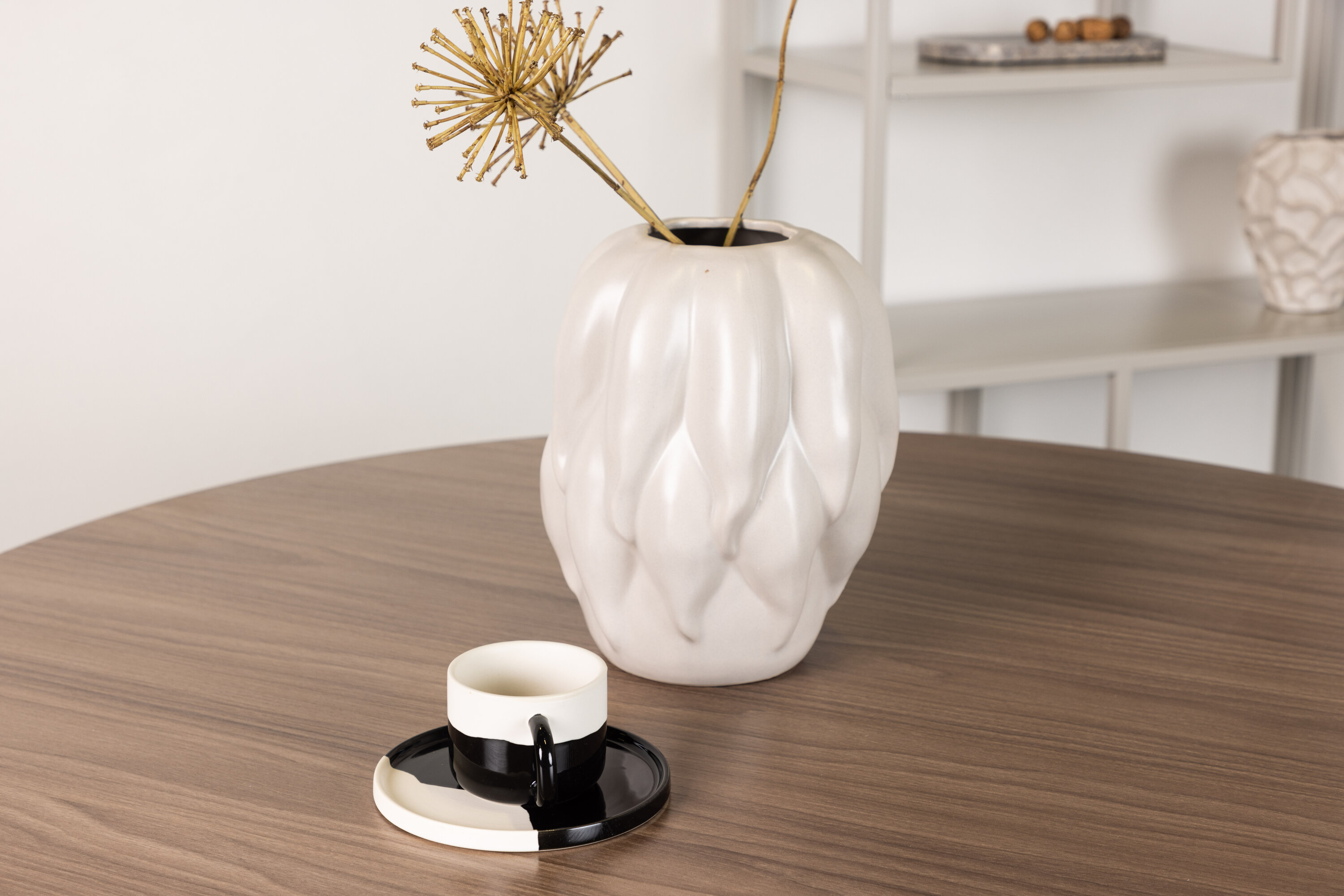 Durango table à manger ronde noir, noyer ⌀120 cm en situation dans une pièce décorée