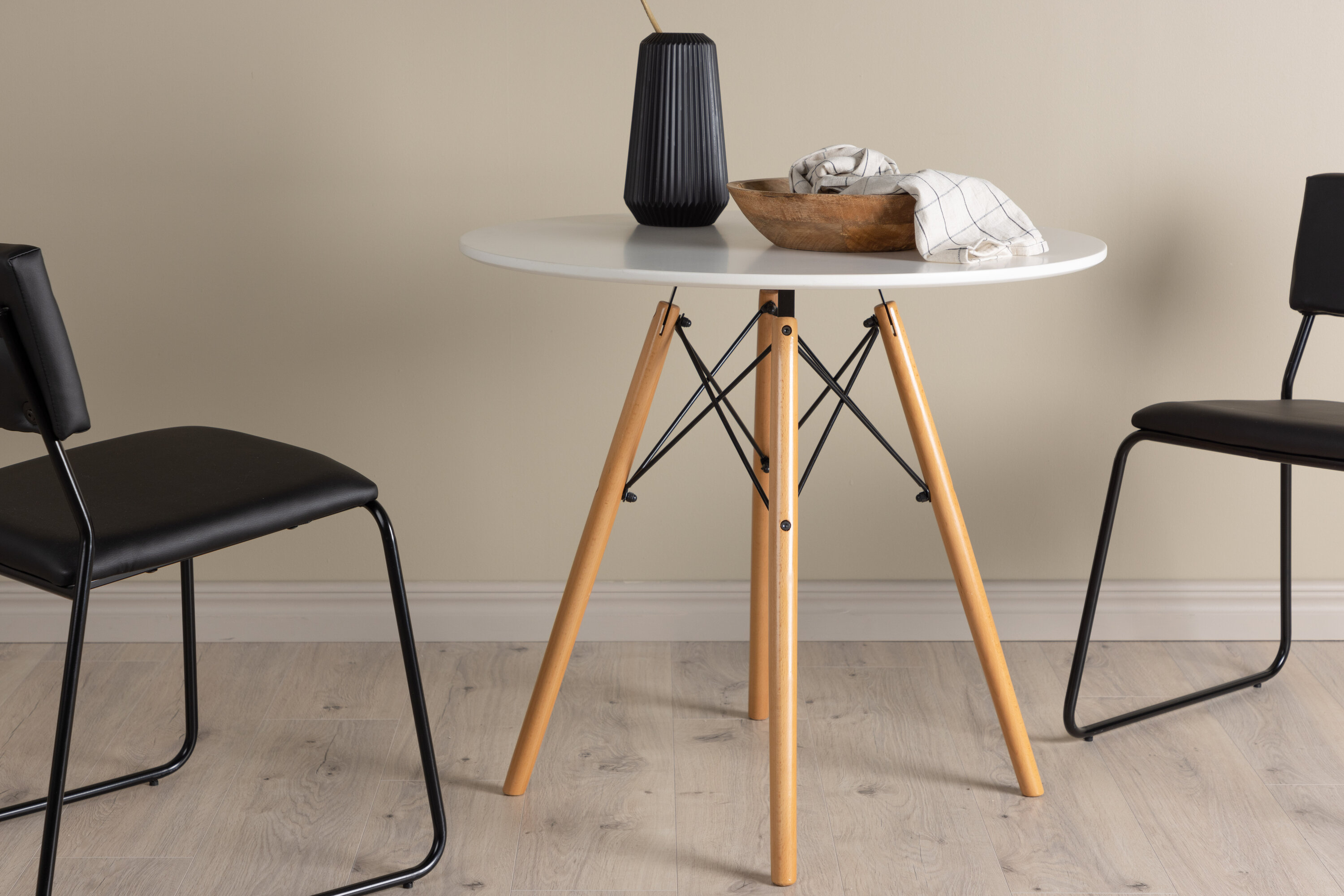 Danburi table à manger ronde blanc, marron ⌀60 cm en situation dans une pièce décorée