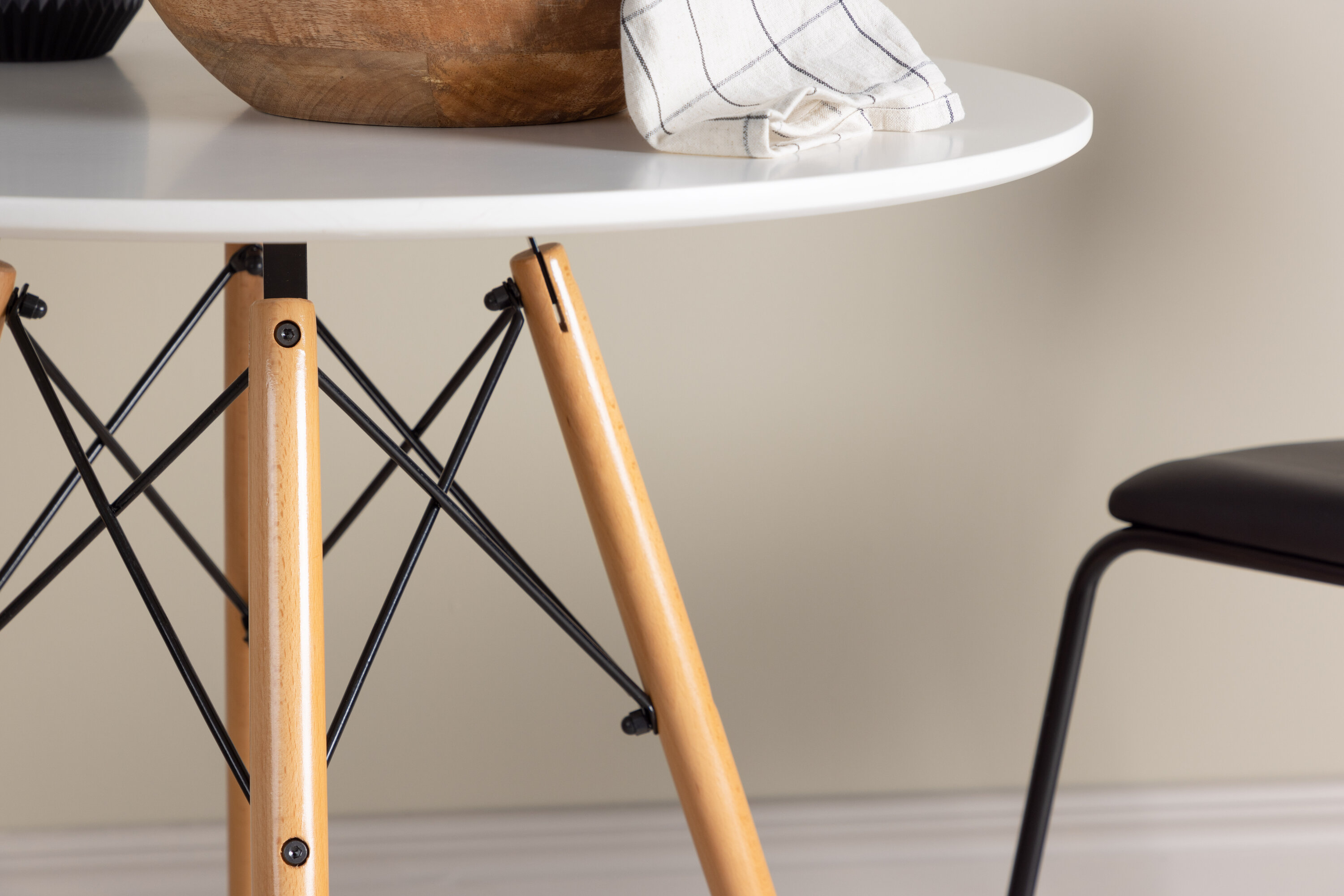 Danburi table à manger ronde blanc, marron ⌀60 cm en situation dans une pièce décorée
