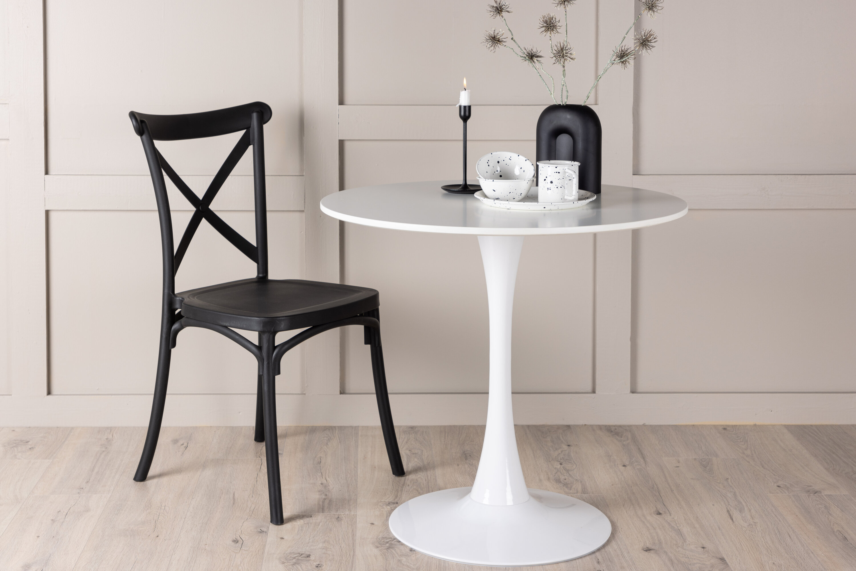 Hamden table à manger ronde blanc, gris clair ⌀80 cm en situation dans une pièce décorée