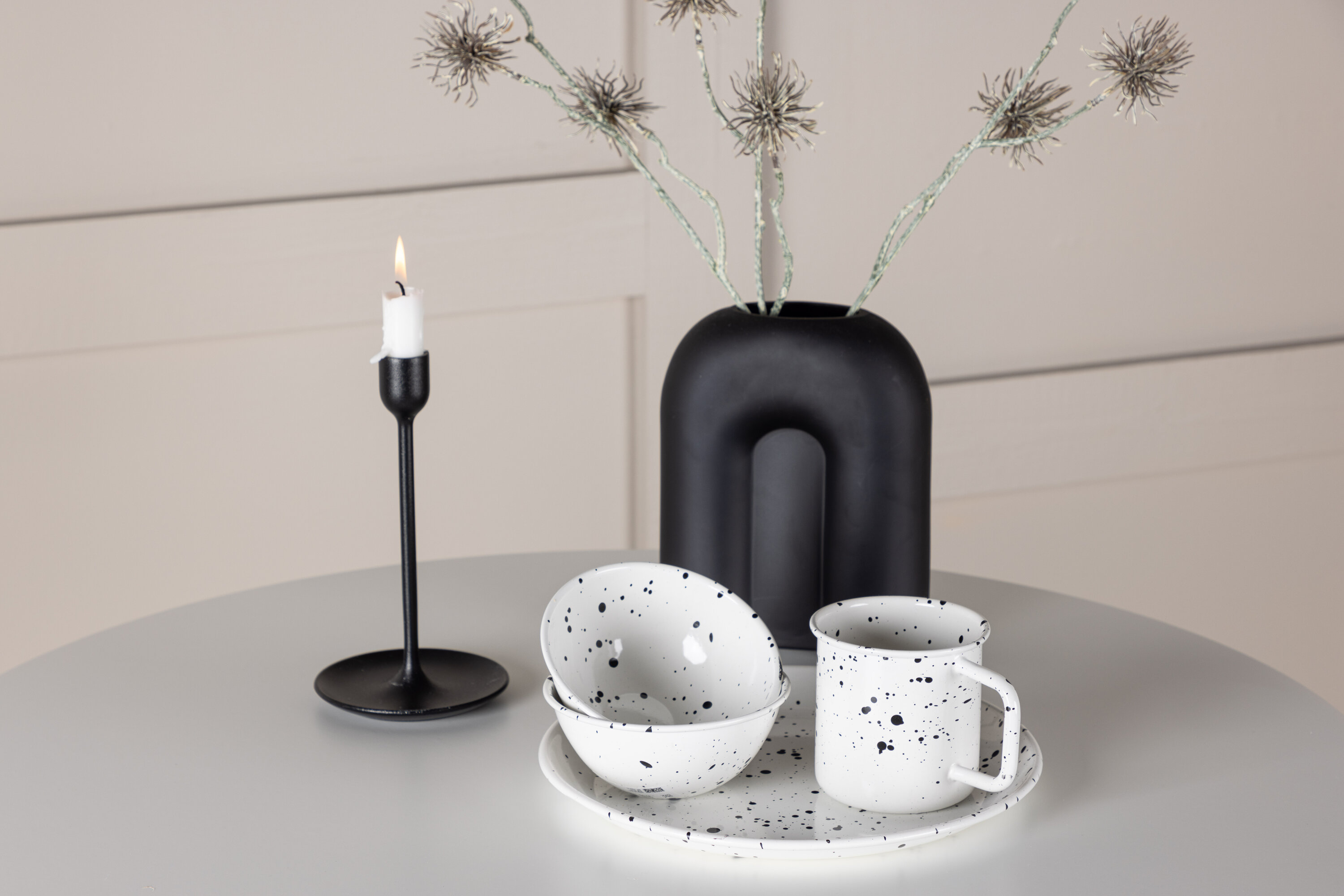 Hamden table à manger ronde blanc, gris clair ⌀80 cm en situation dans une pièce décorée