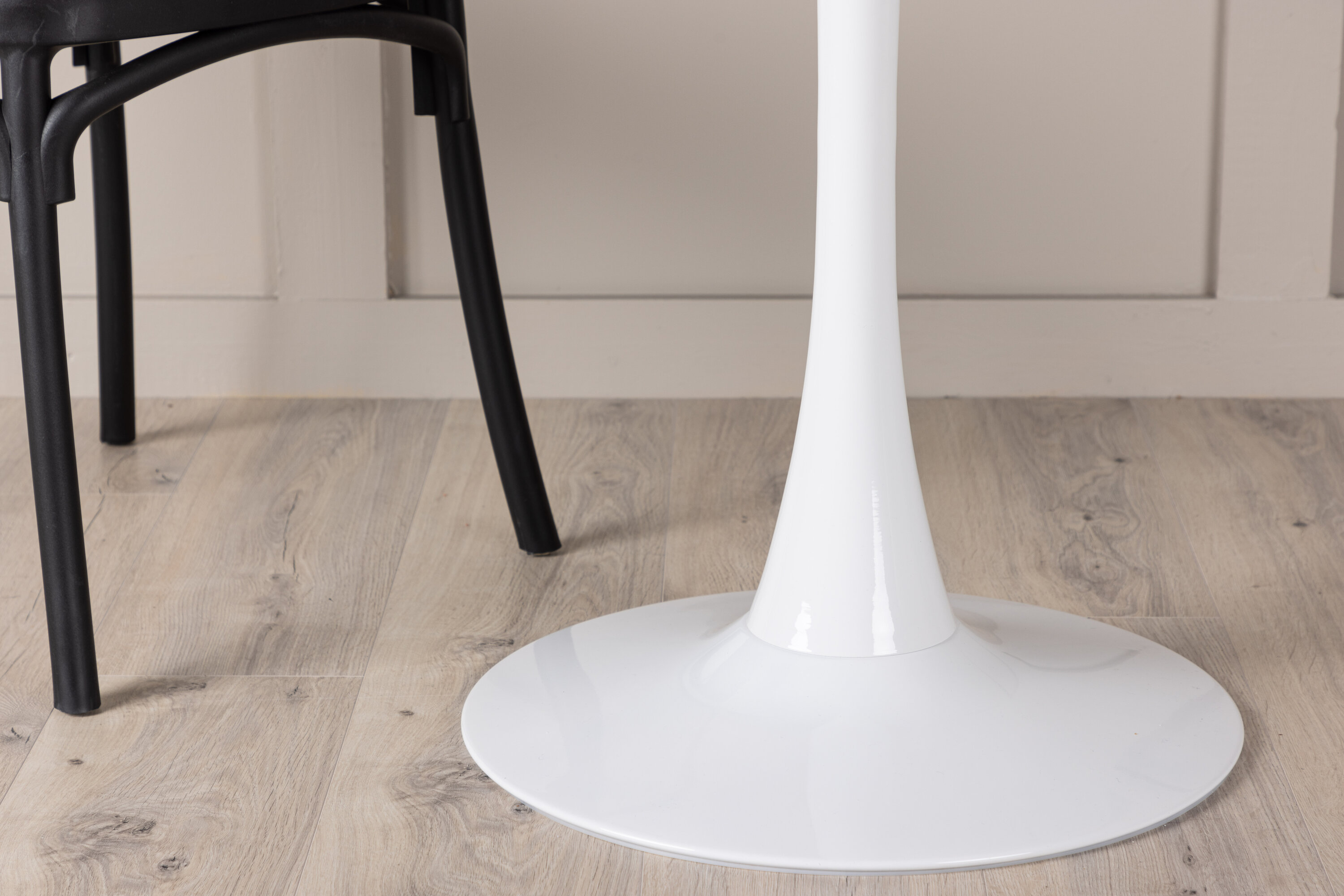 Hamden table à manger ronde blanc, gris clair ⌀80 cm en situation dans une pièce décorée