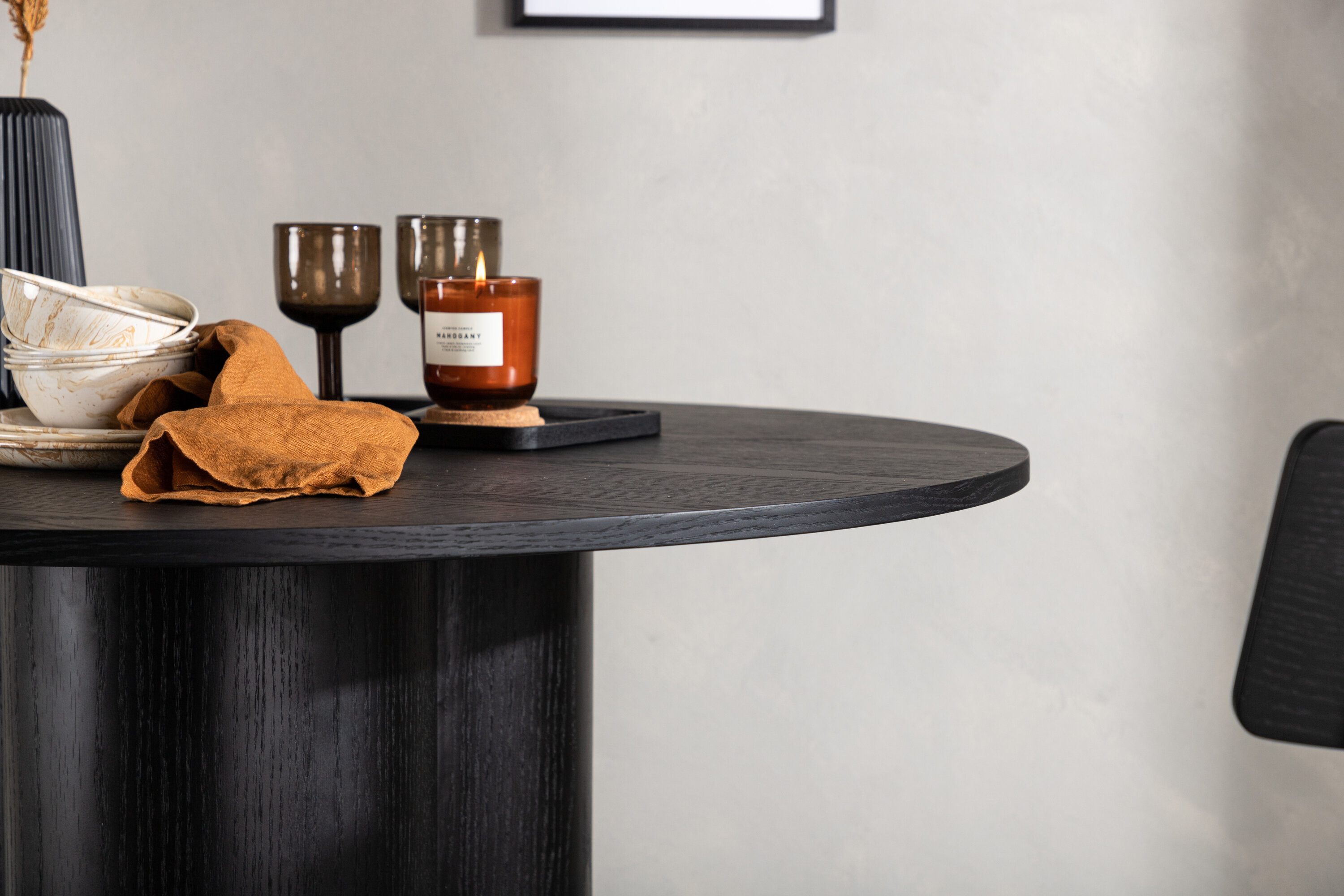 Olivia table à manger ronde noir ⌀110 cm en situation dans une pièce décorée