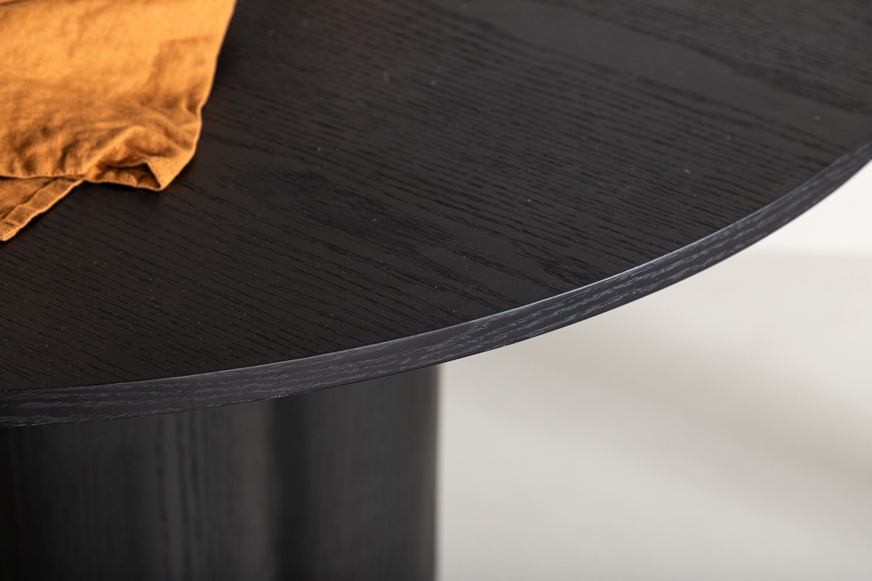 Olivia table à manger ronde noir ⌀110 cm en situation dans une pièce décorée